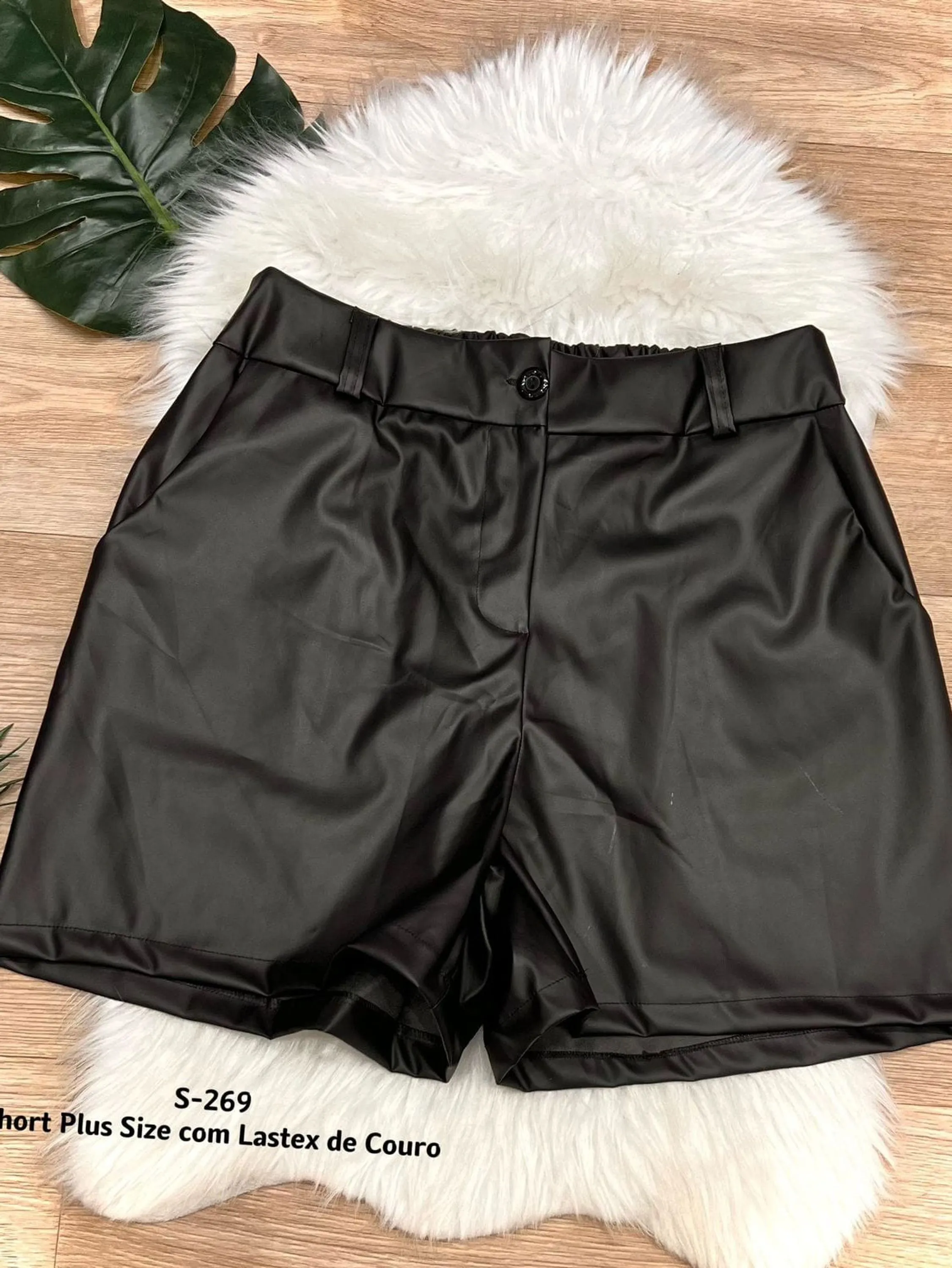 Short Plus Size com Látex couro