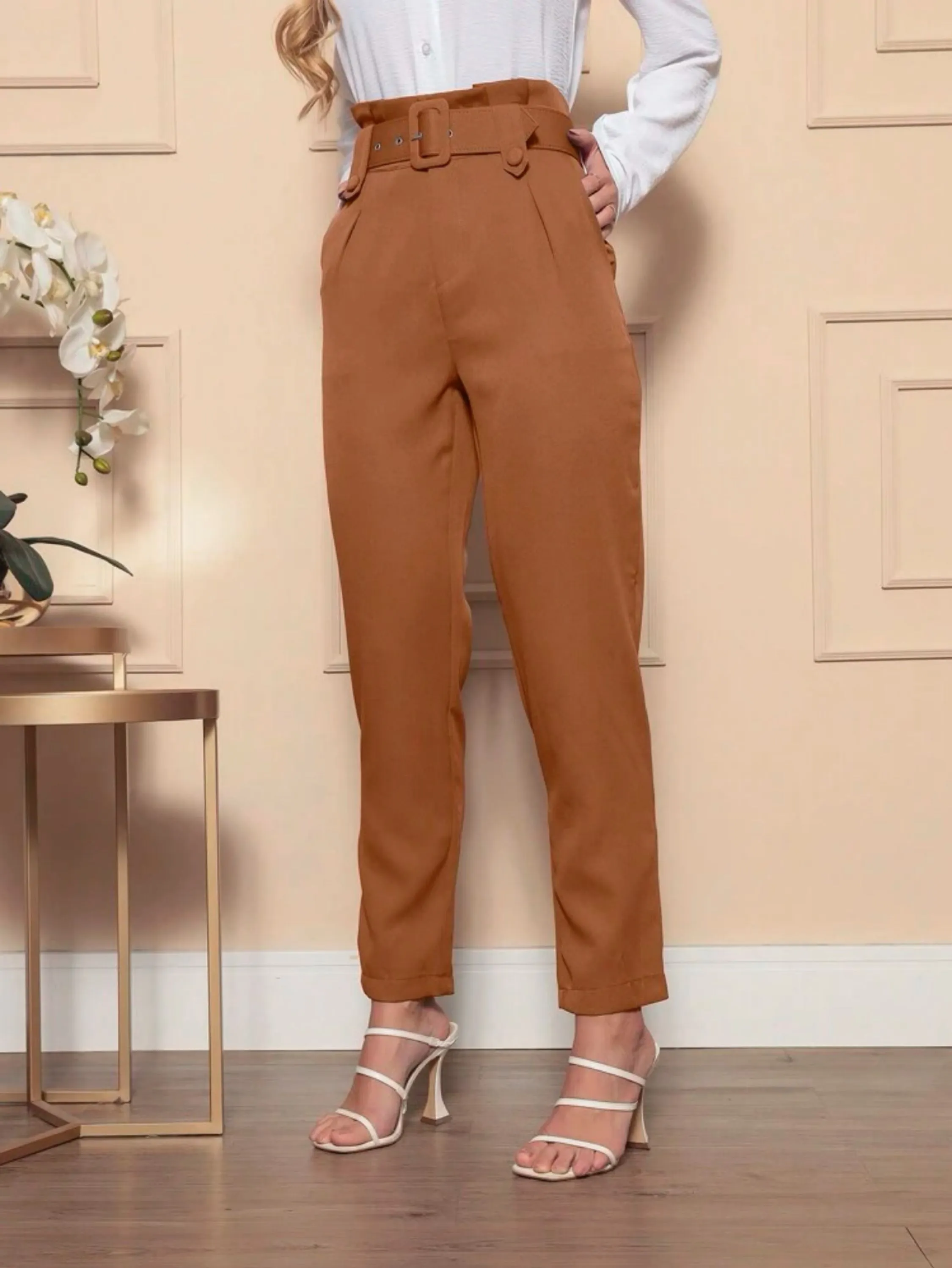 Calça Chic Com Cintos Alfaiataria Detalhe Botões