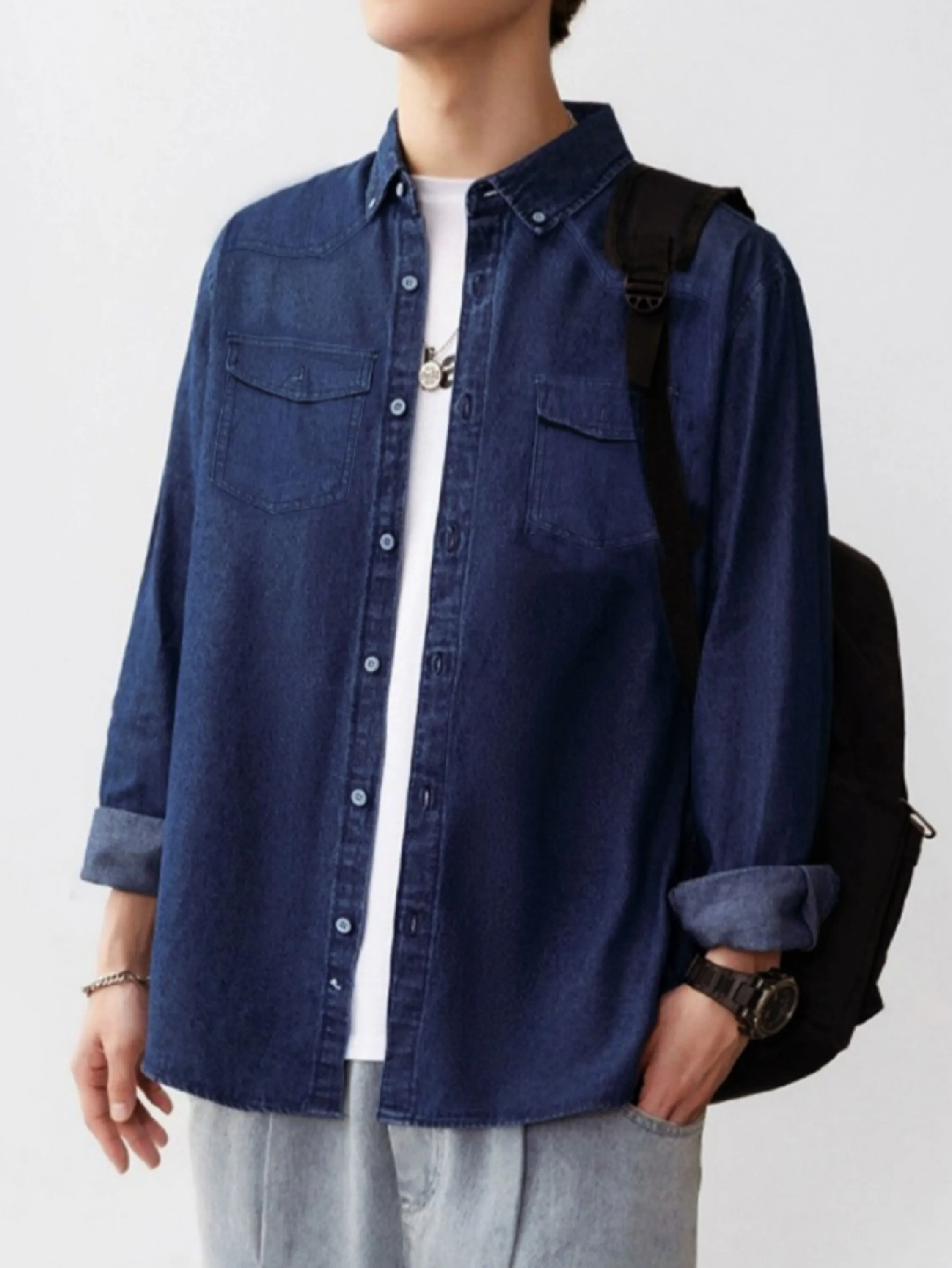 Camisa jeans masculina com botão e bolso tem pouquinho elastano