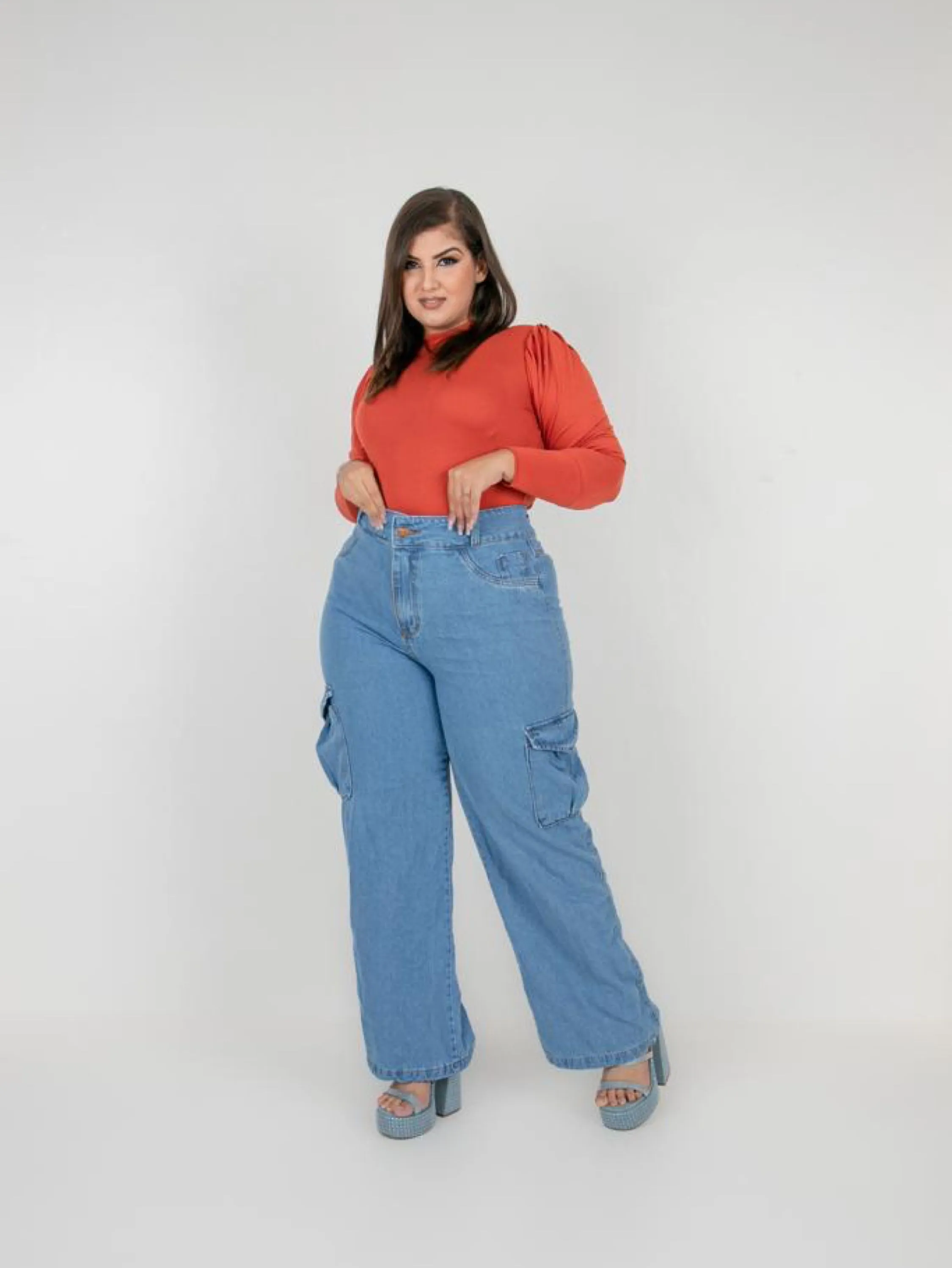 Calça Plus Size Cargo Clara com Bolsos Lateriais