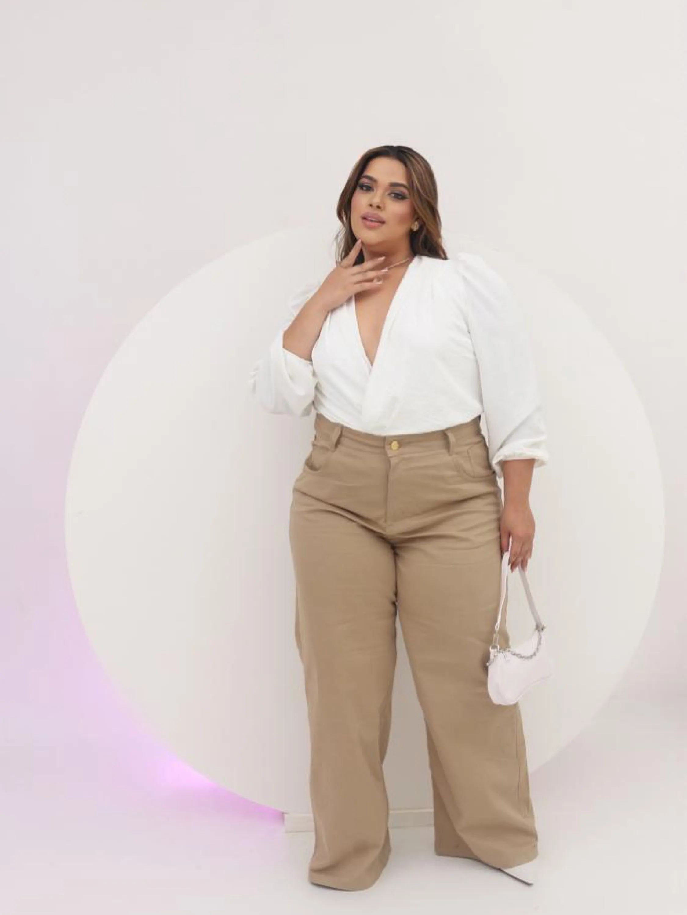 Calça Wide Leg bege lisa Pantalona Plus Size