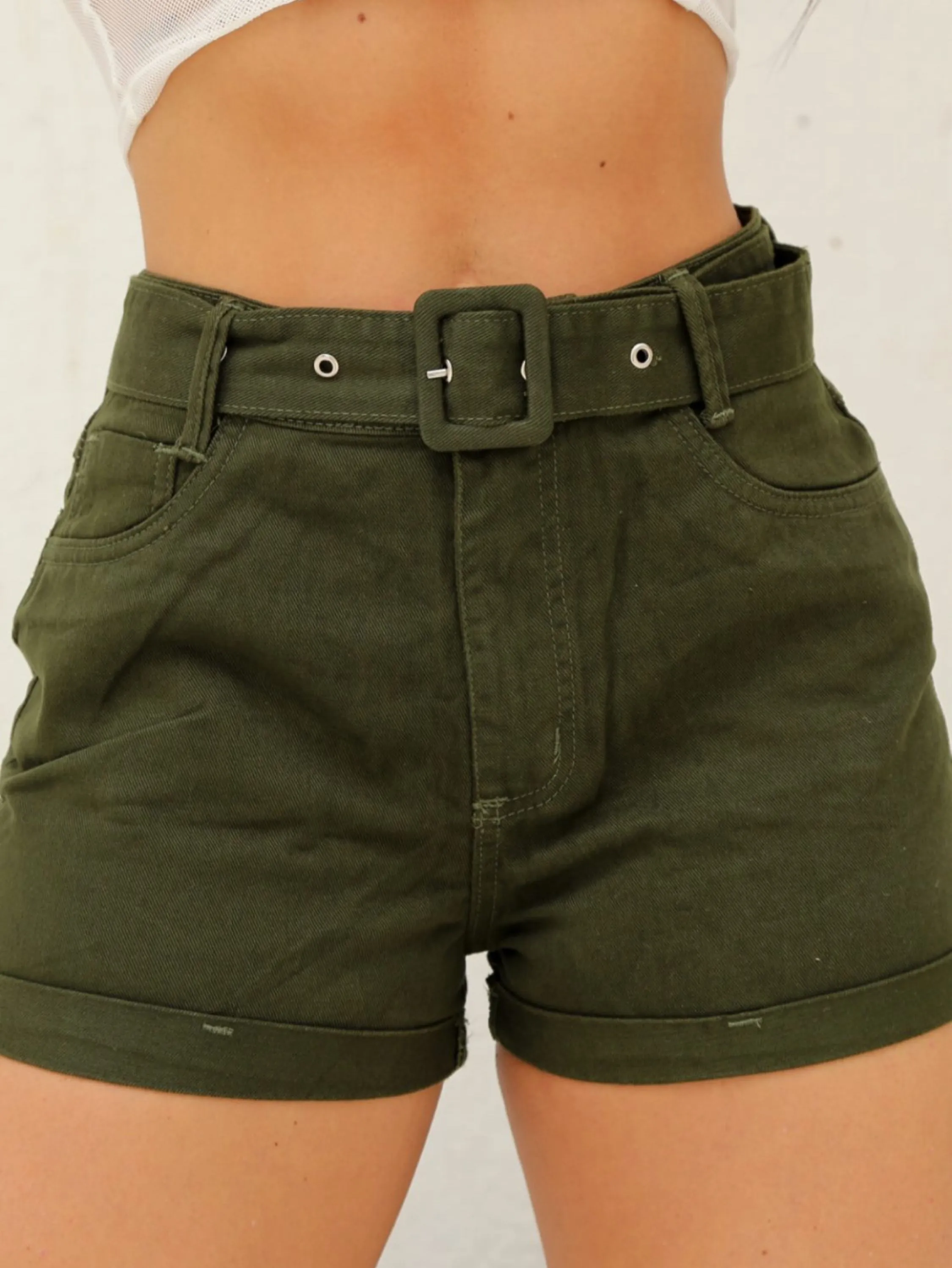 Short jeans com cinto verde militar