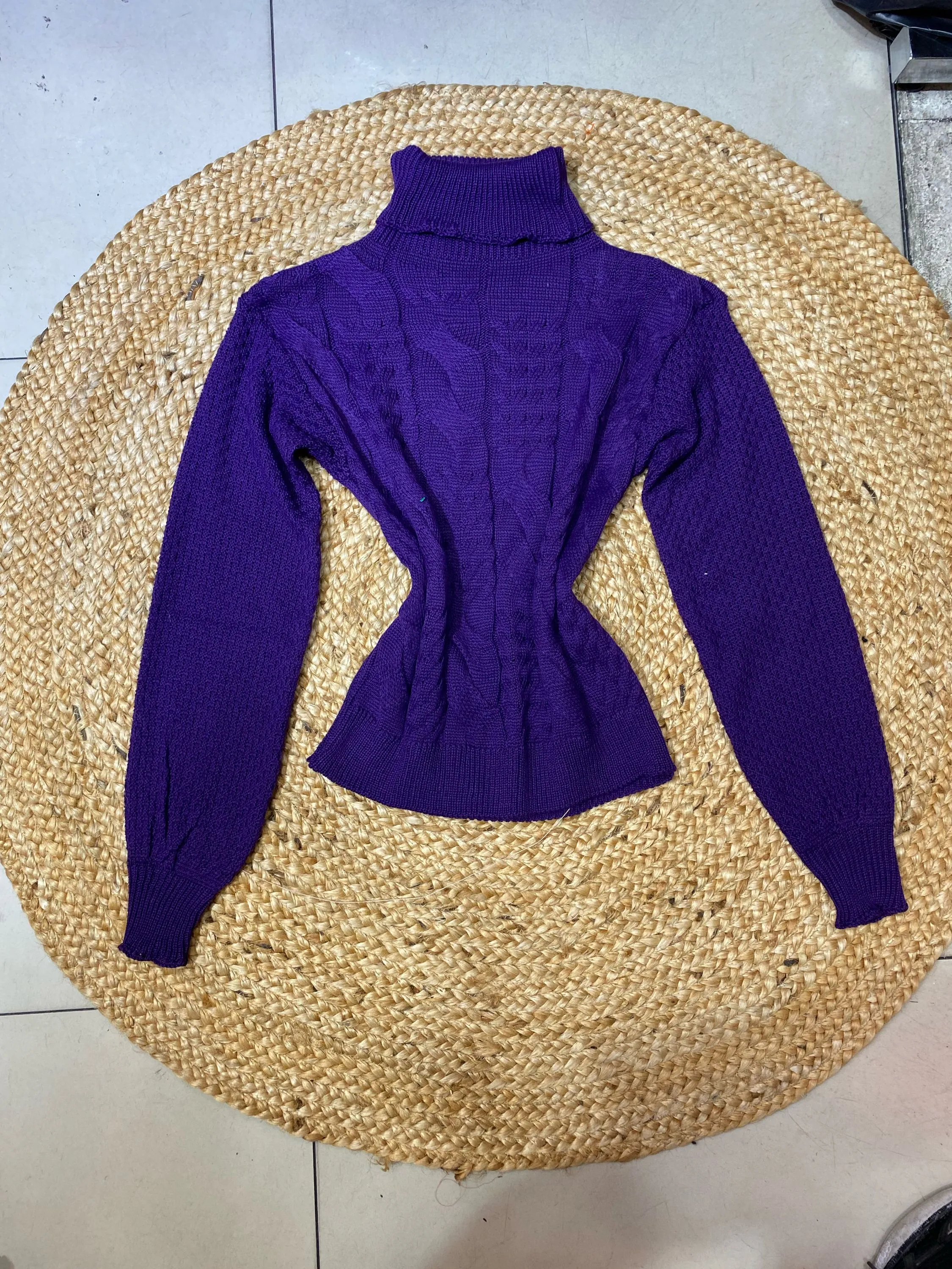 blusa com gola alto e frente trança