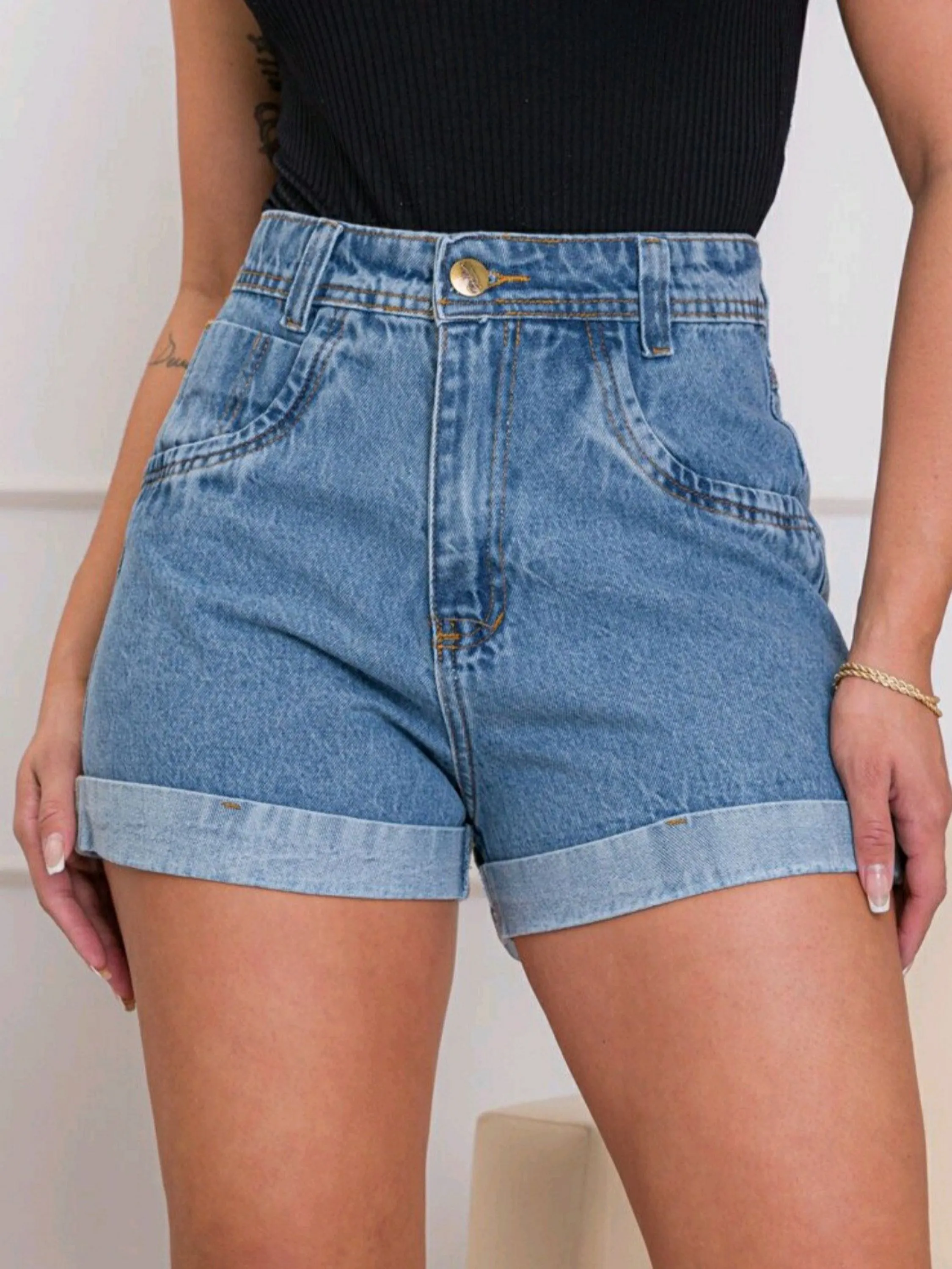 Short jeans com barra somente no tamanho 46