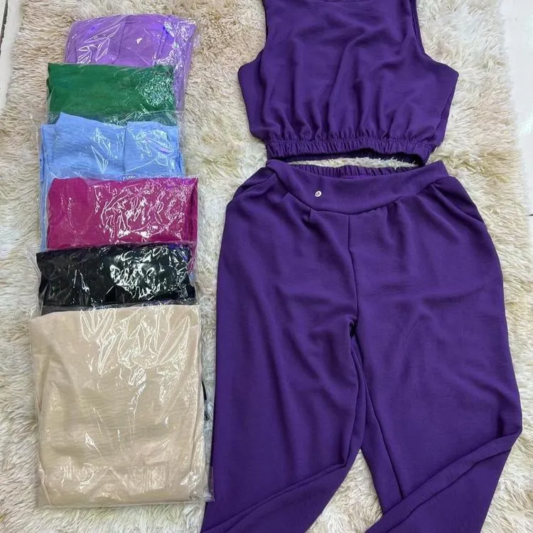 Conjunto de duna blusa sem manga com calça jogger com elástico na cintura atrás