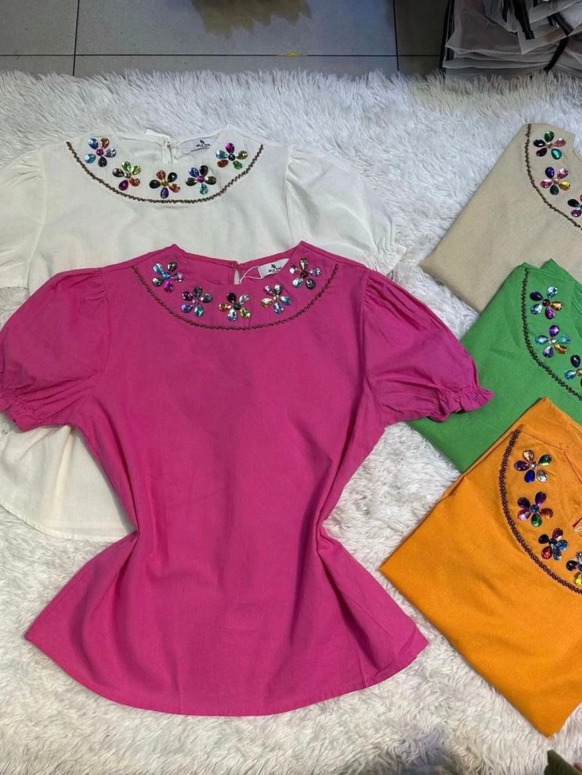 blusa de linho com pedra colorida importado