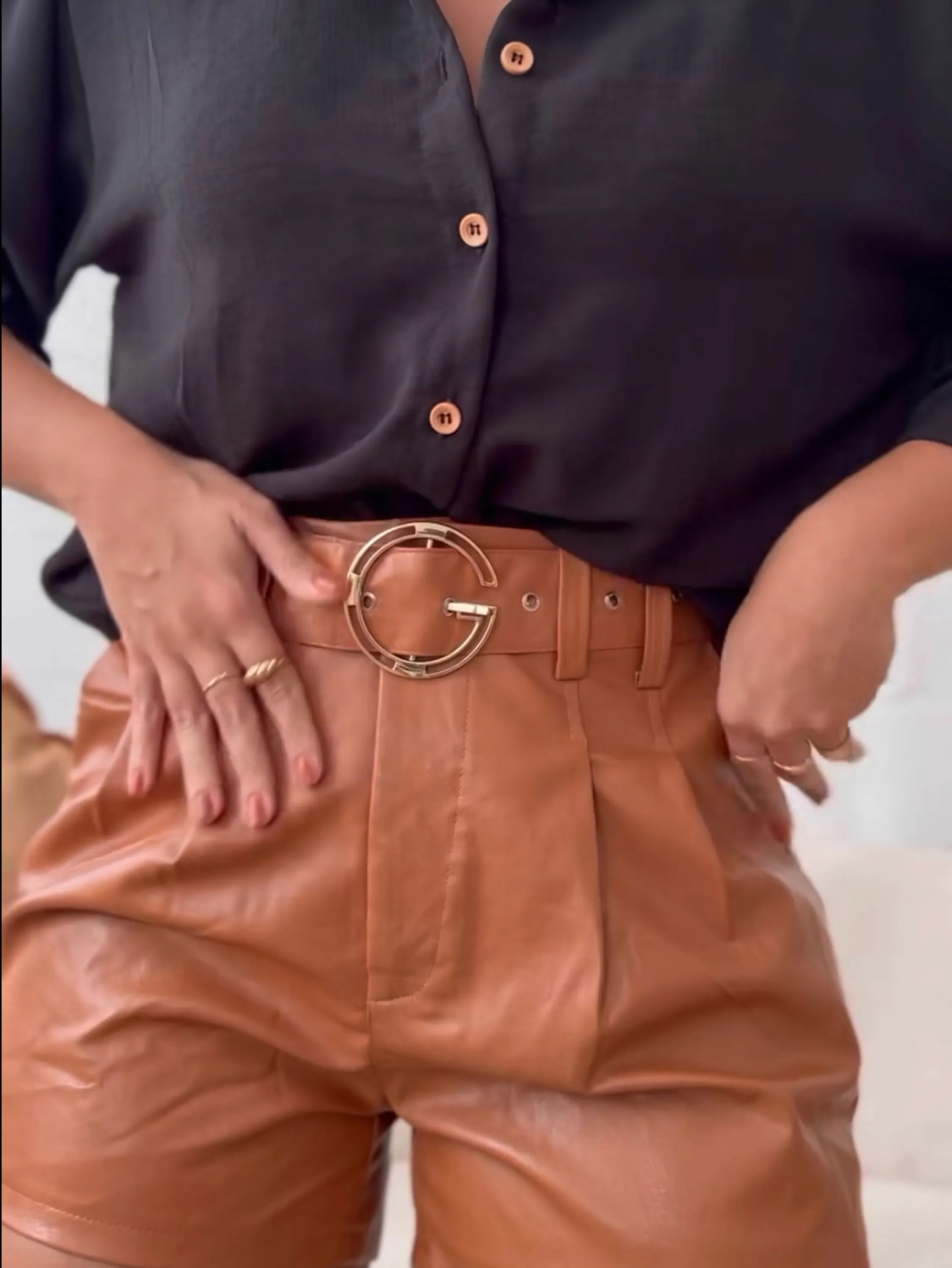 Short de couro com cinto importado