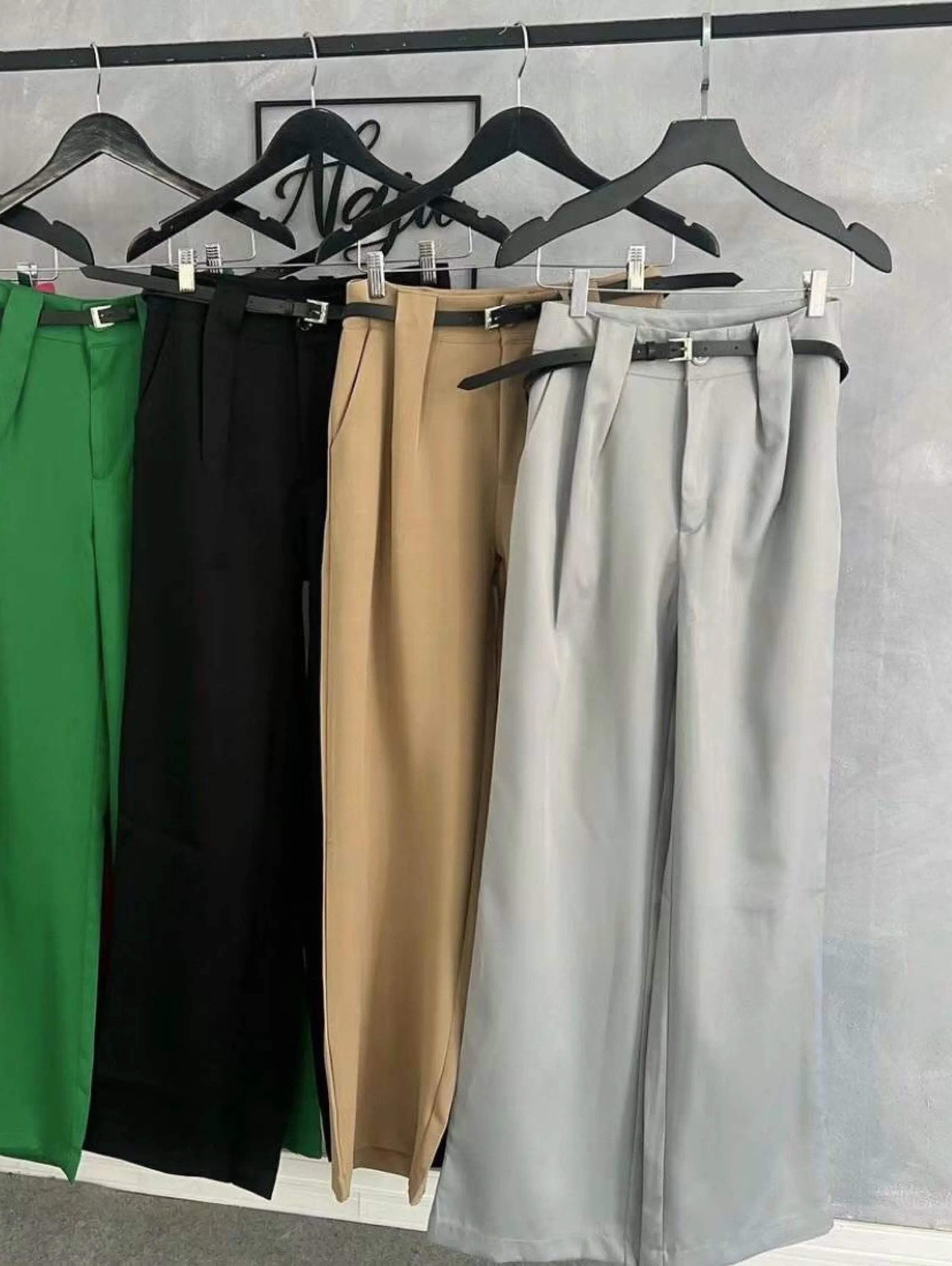 Calça pantalona de alfaiataria com cinto