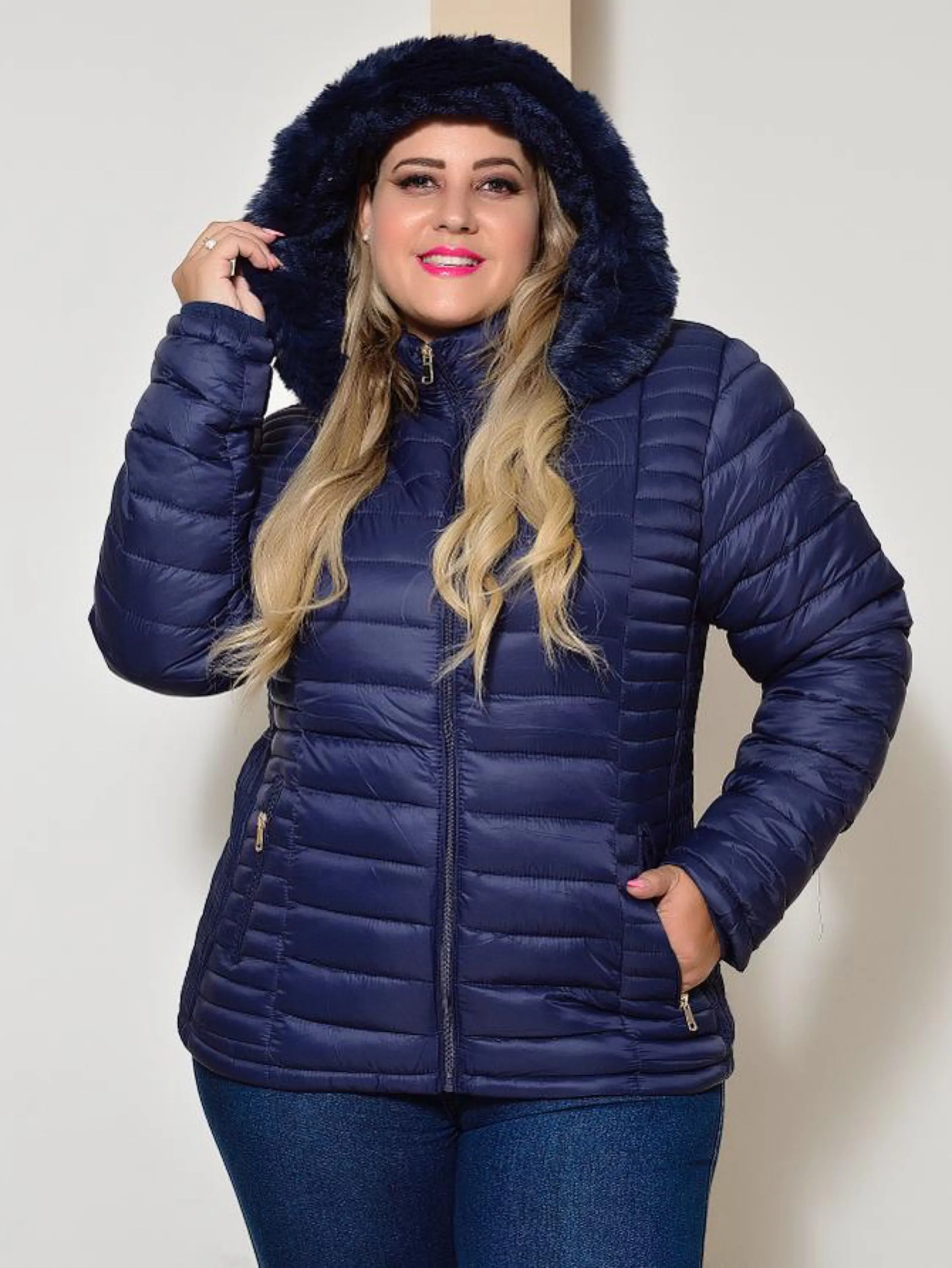 Jaqueta Forrada Feminina Plus Size Com Capuz com Pelinho moda inverno Tendência - PlussizeAzul