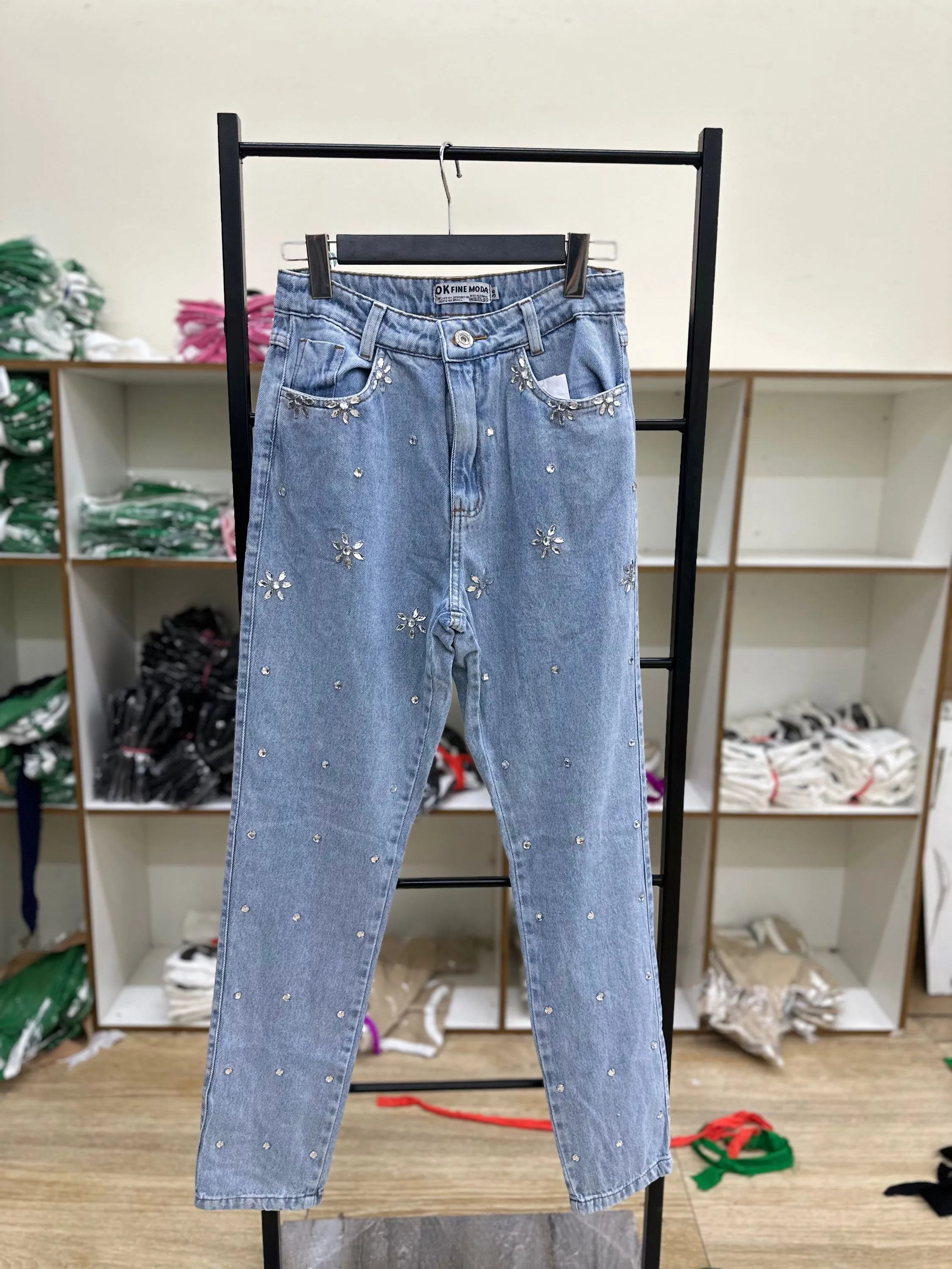 811 Calça jeans brilhante com strass feminino okfinemoda