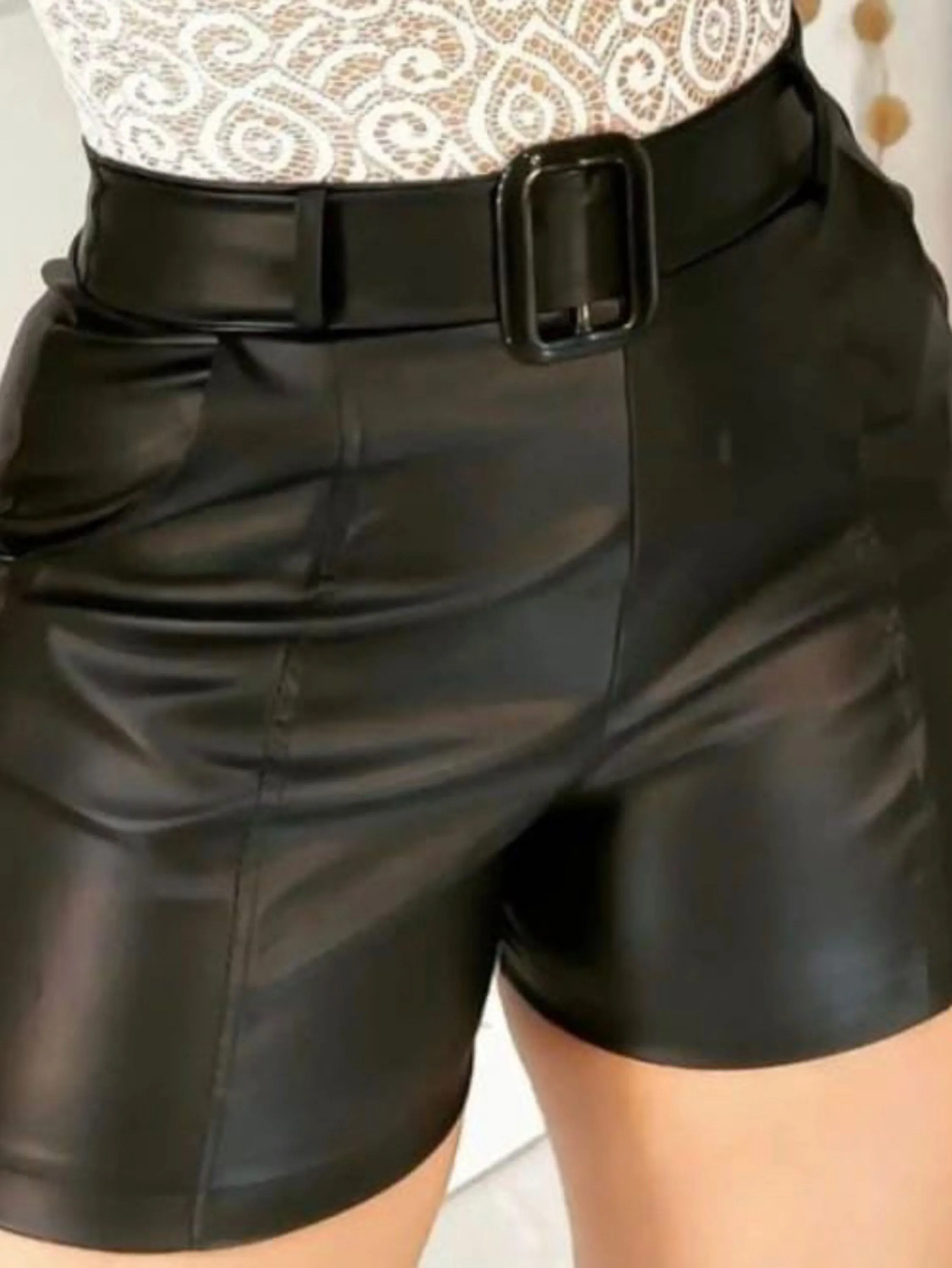 Shorts couro