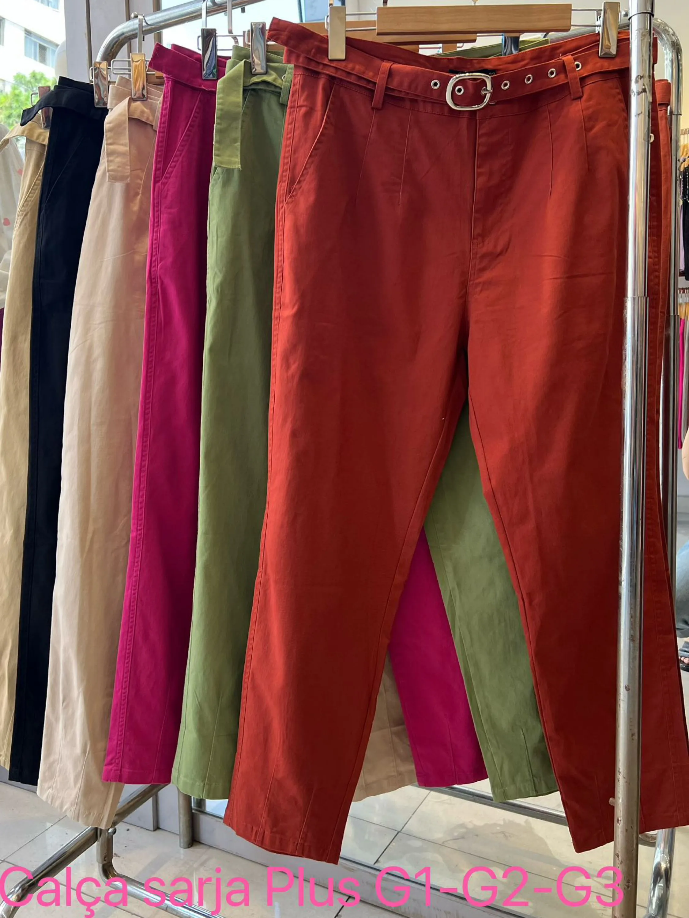 Calça sarja plus com cento moda feminina