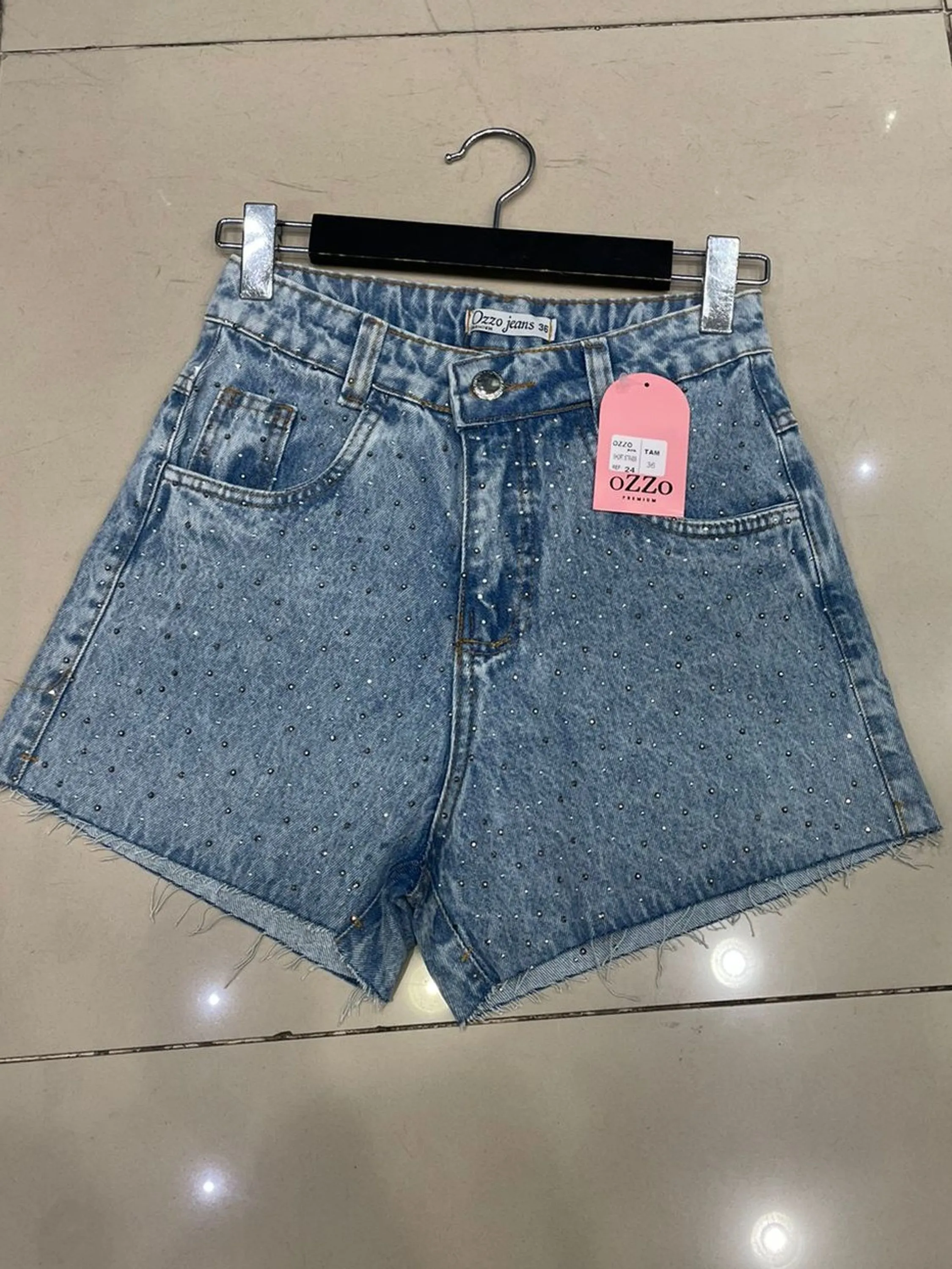 Short jeans com aplicação frontal 24