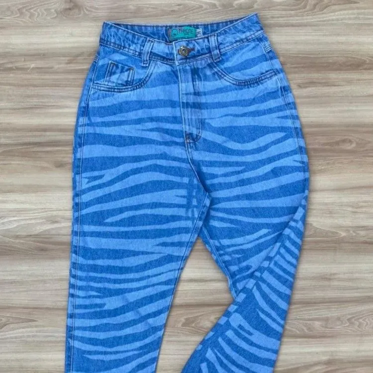 Calça jeans feminina mom estampa digital zebra perna skinny