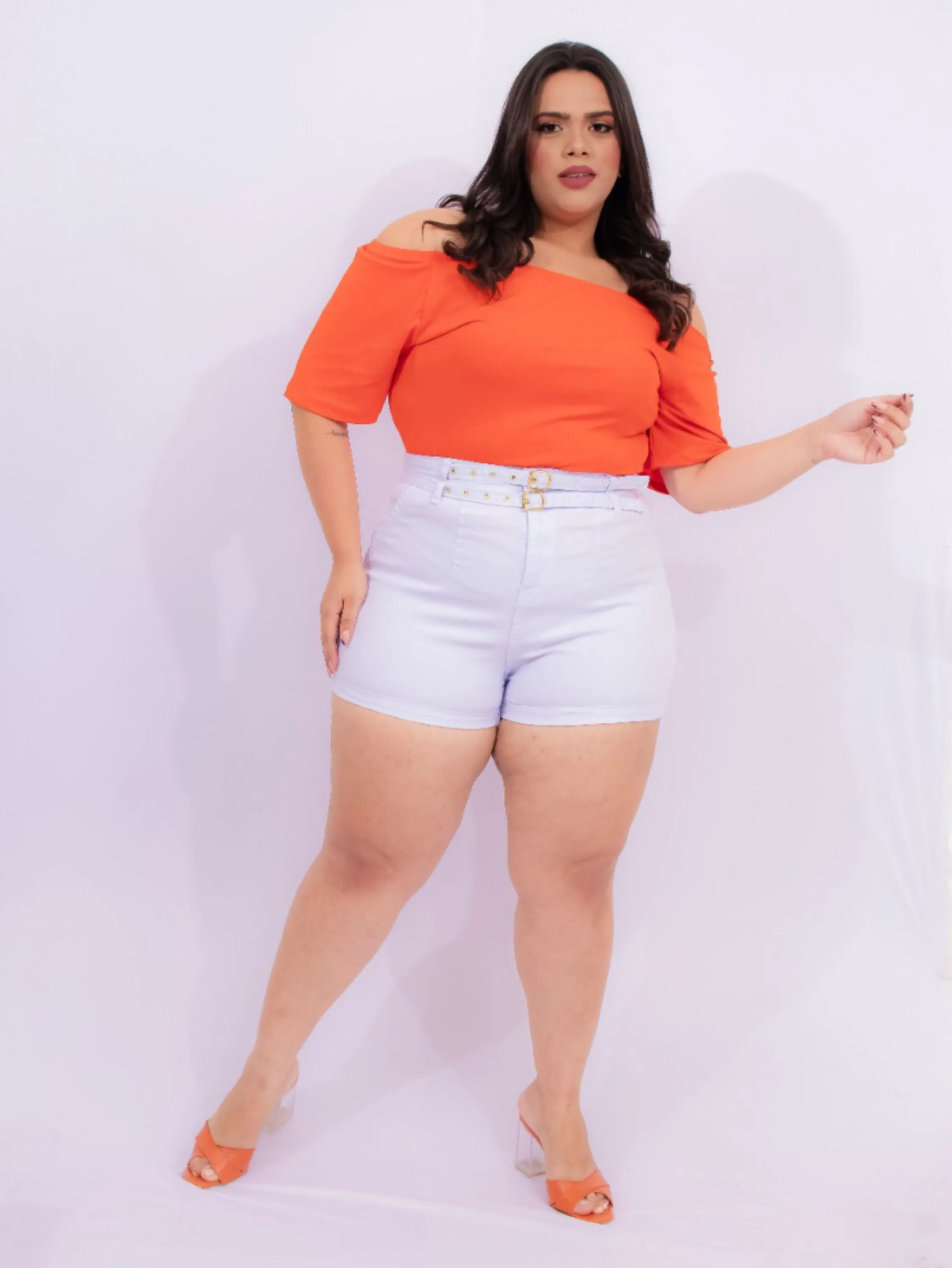 Short jeans plus size branco cintura alta com elastano e cinto do próprio tecido