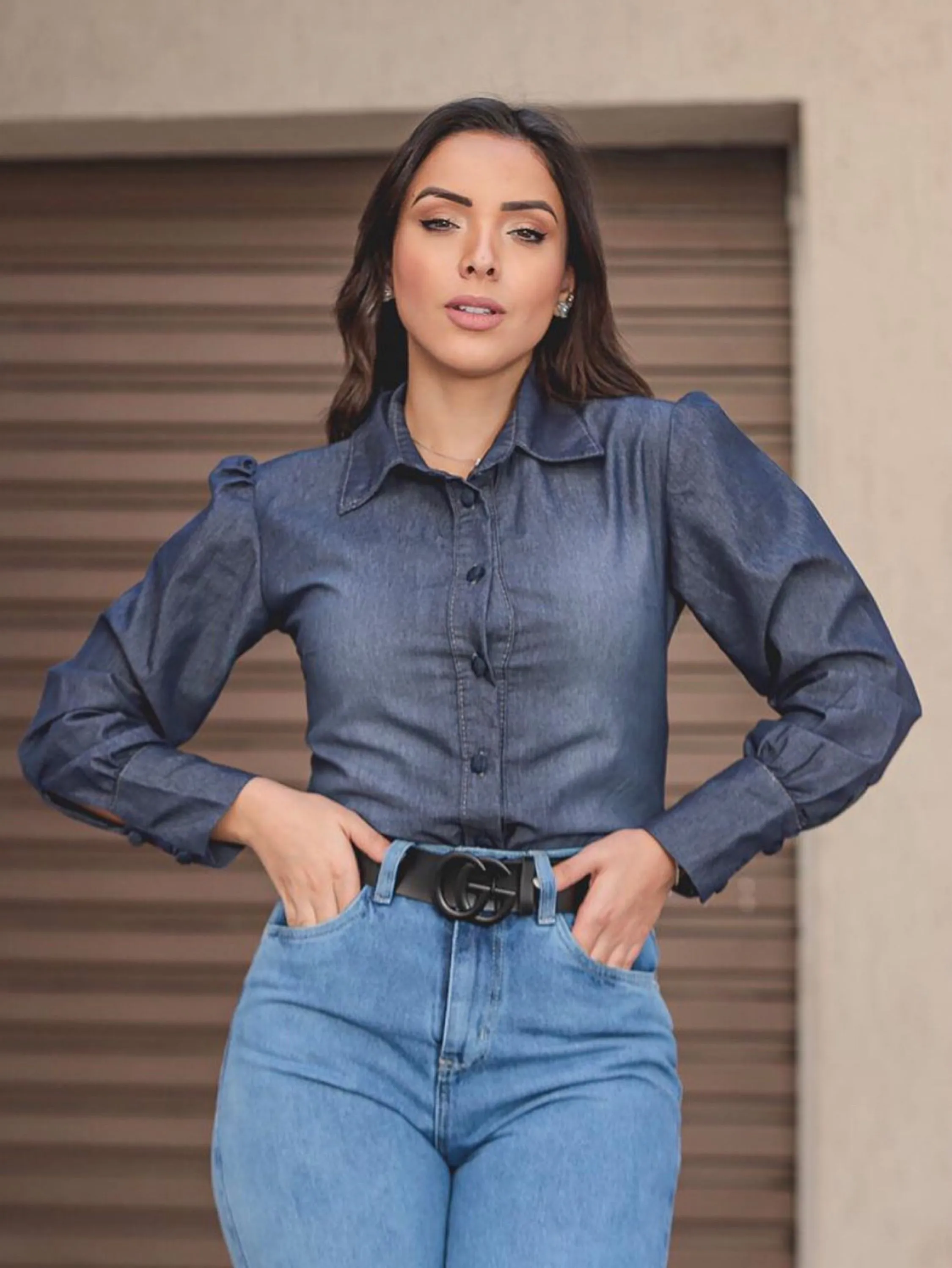 Camisa jeans com botões forrado  com um pouco de elastano, super tendência