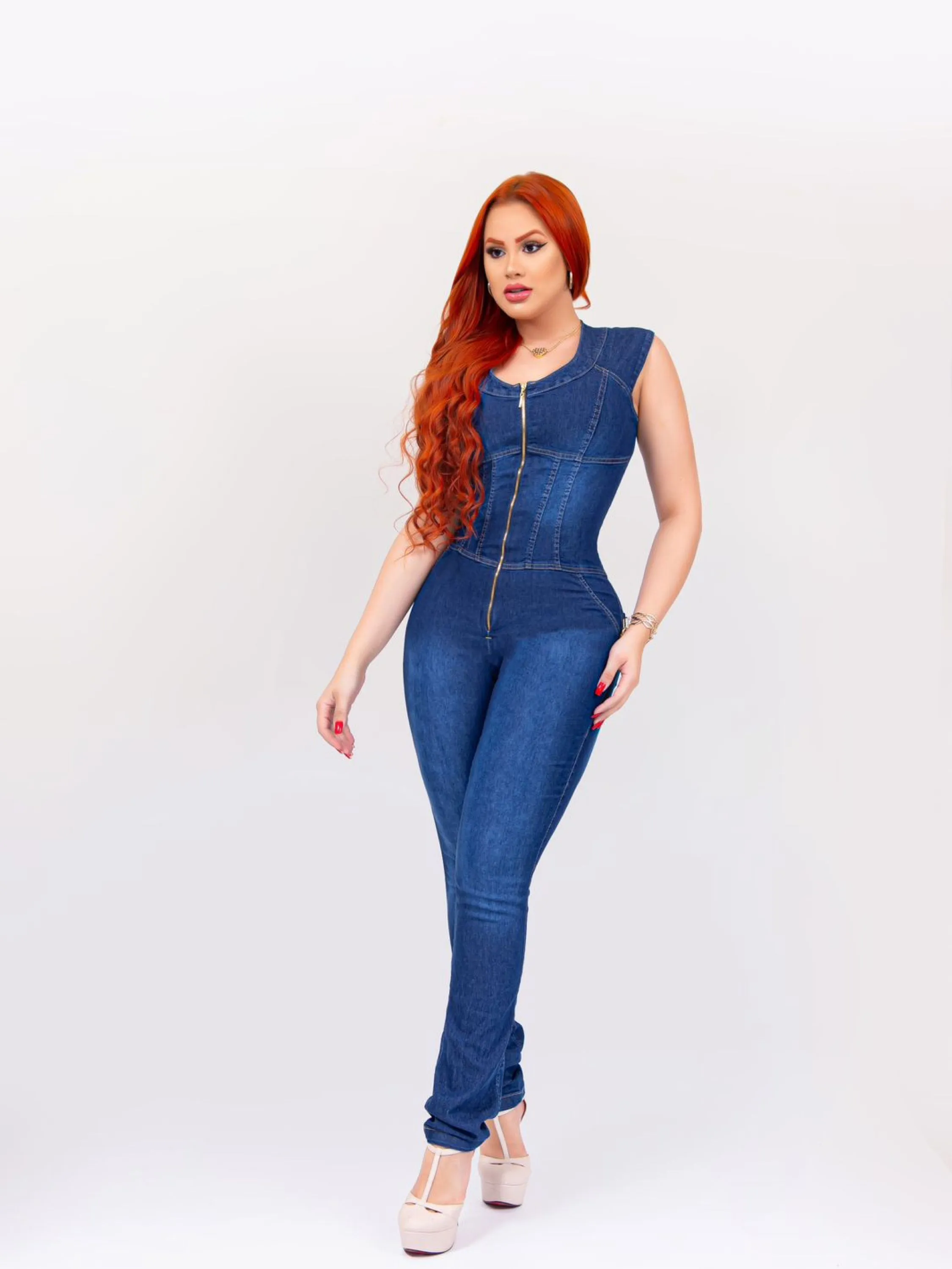 Macacão longo jeans moda feminina detalhe costa nua