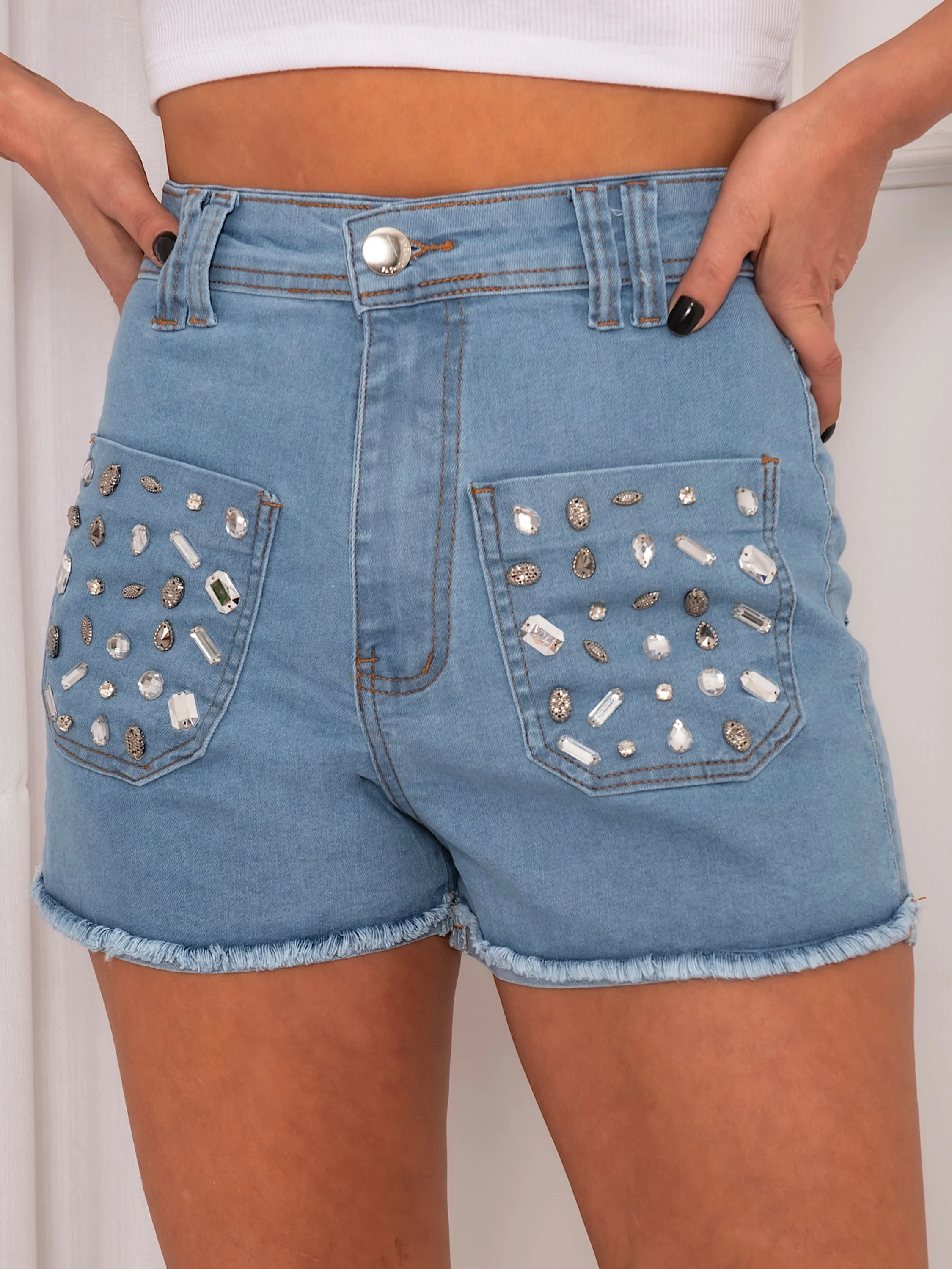 SHORT JEANS COM PEDRARIAS NO BOLSO