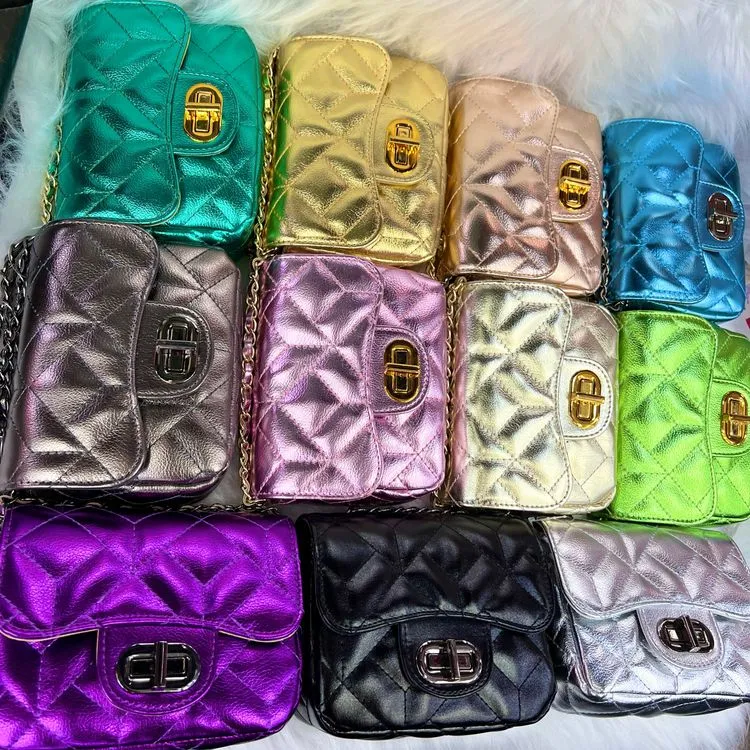 Bolsa feminina Transversal Metalizada Couro sintético Blogueira Nacional Cabe celular