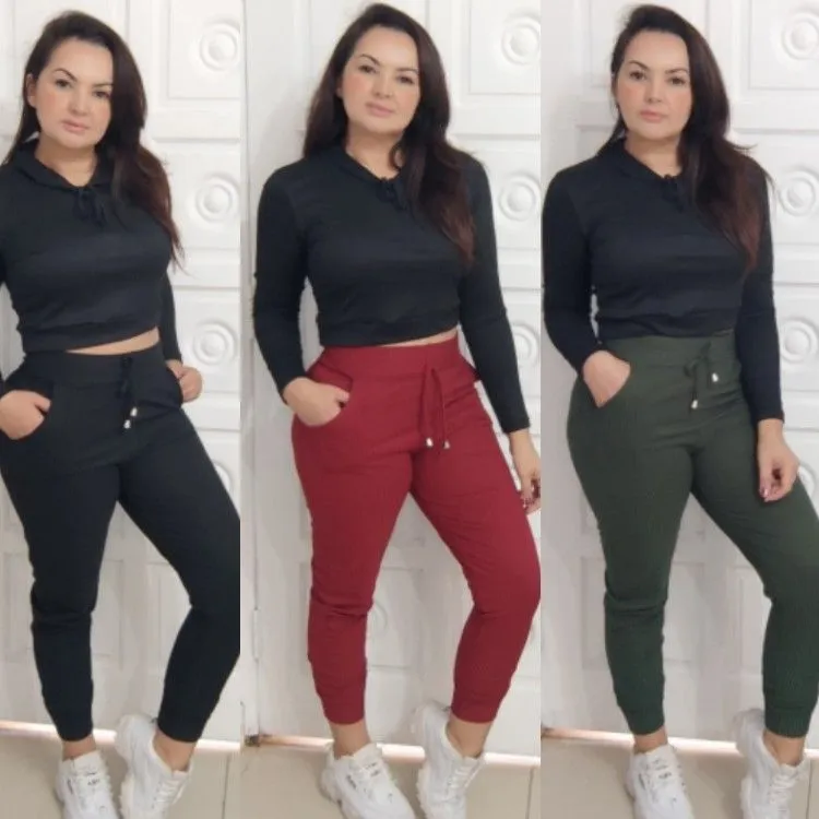 Calça jogger canelada com bolsos cintura alta