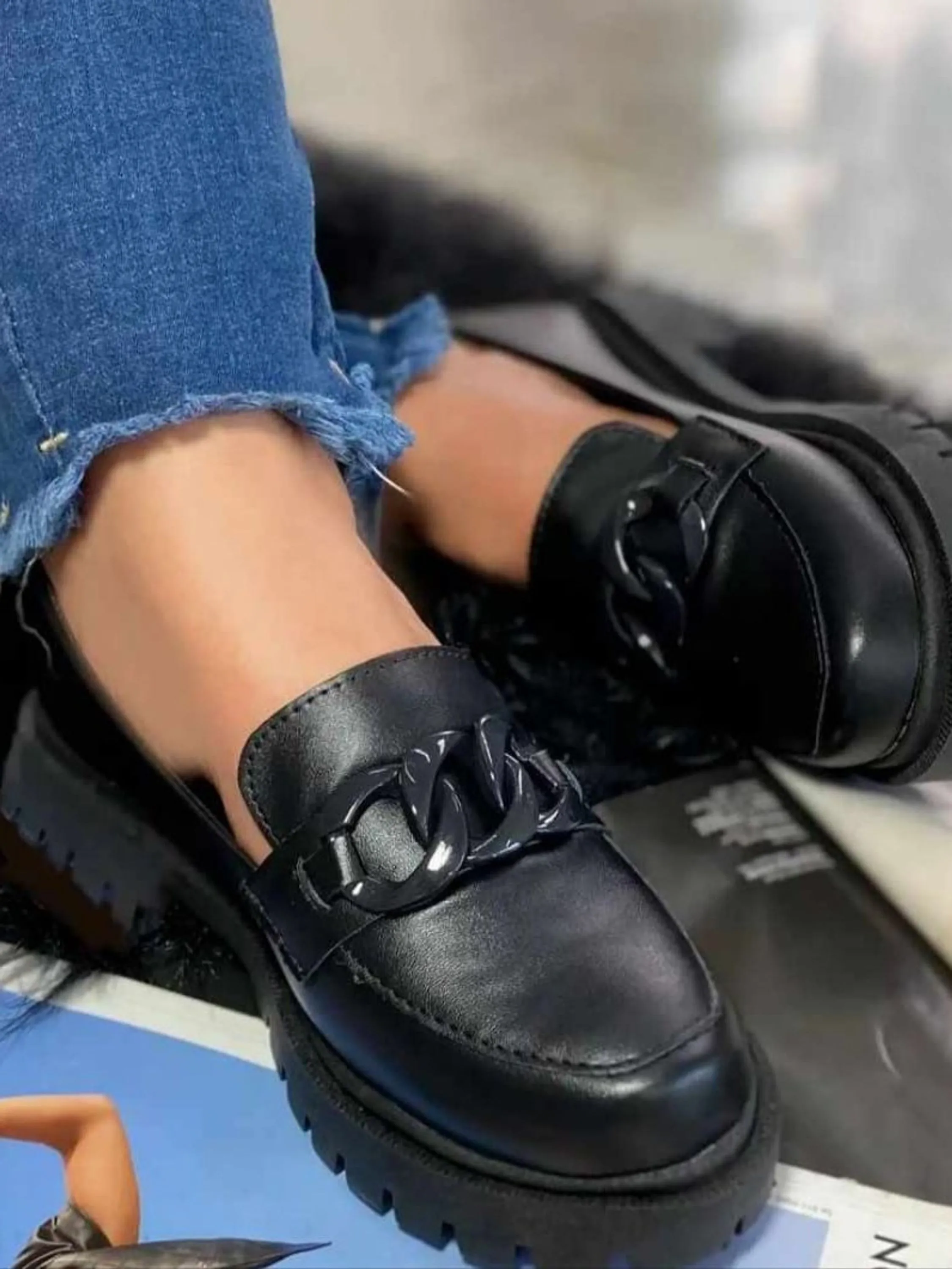 Mocassim preto com corrente preta