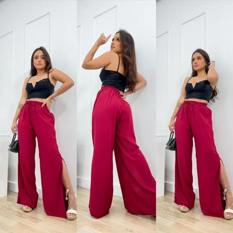 Calça pantalona com fenda lateral