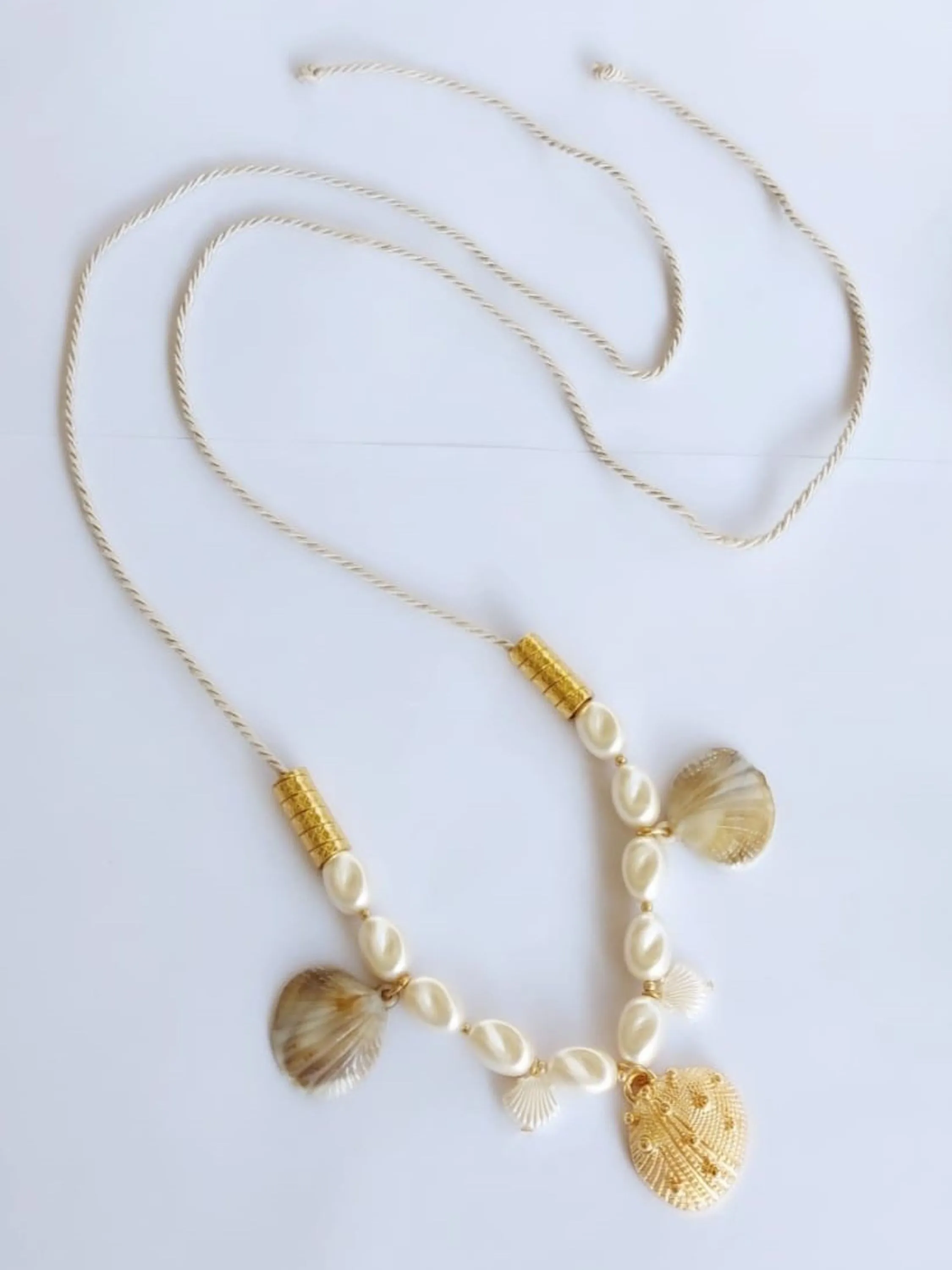 Colar Em Cordão  com Pingentes De Concha Com Detalhe Dourado Super Diferenciado E Elegante