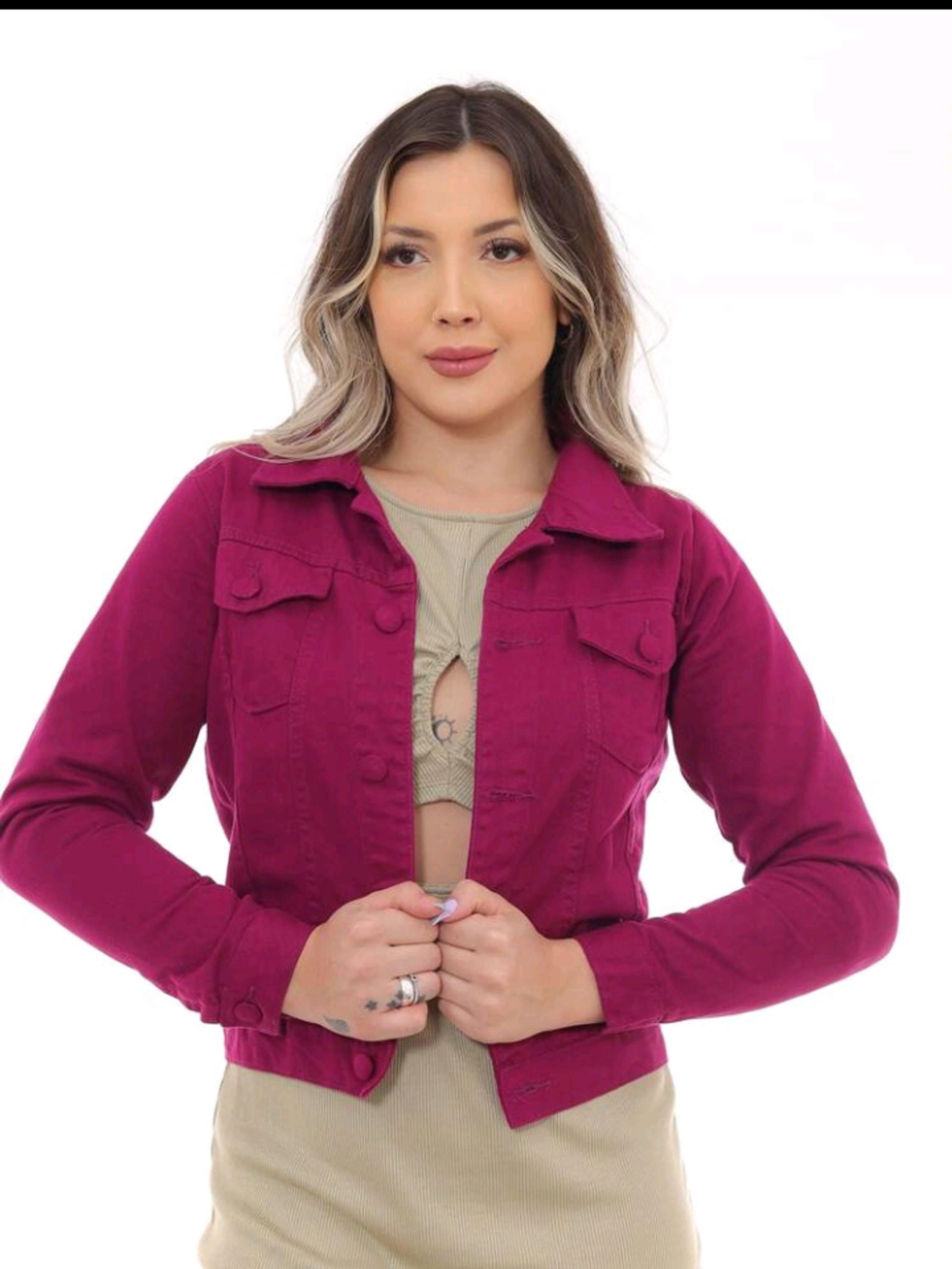 Jaqueta jeans feminina com barra botão forrado fuscia