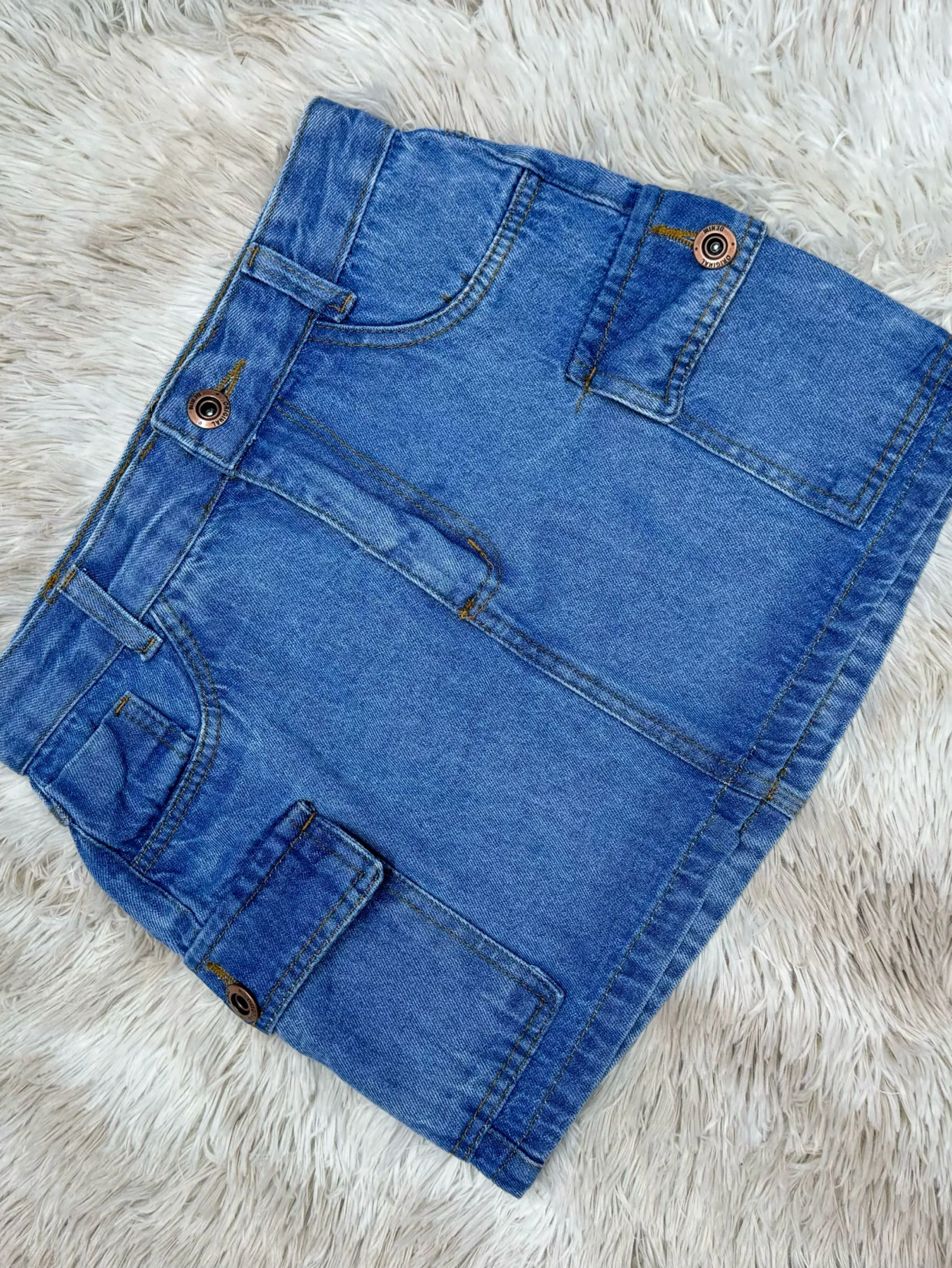 Saia jeans cargo clara com botoes