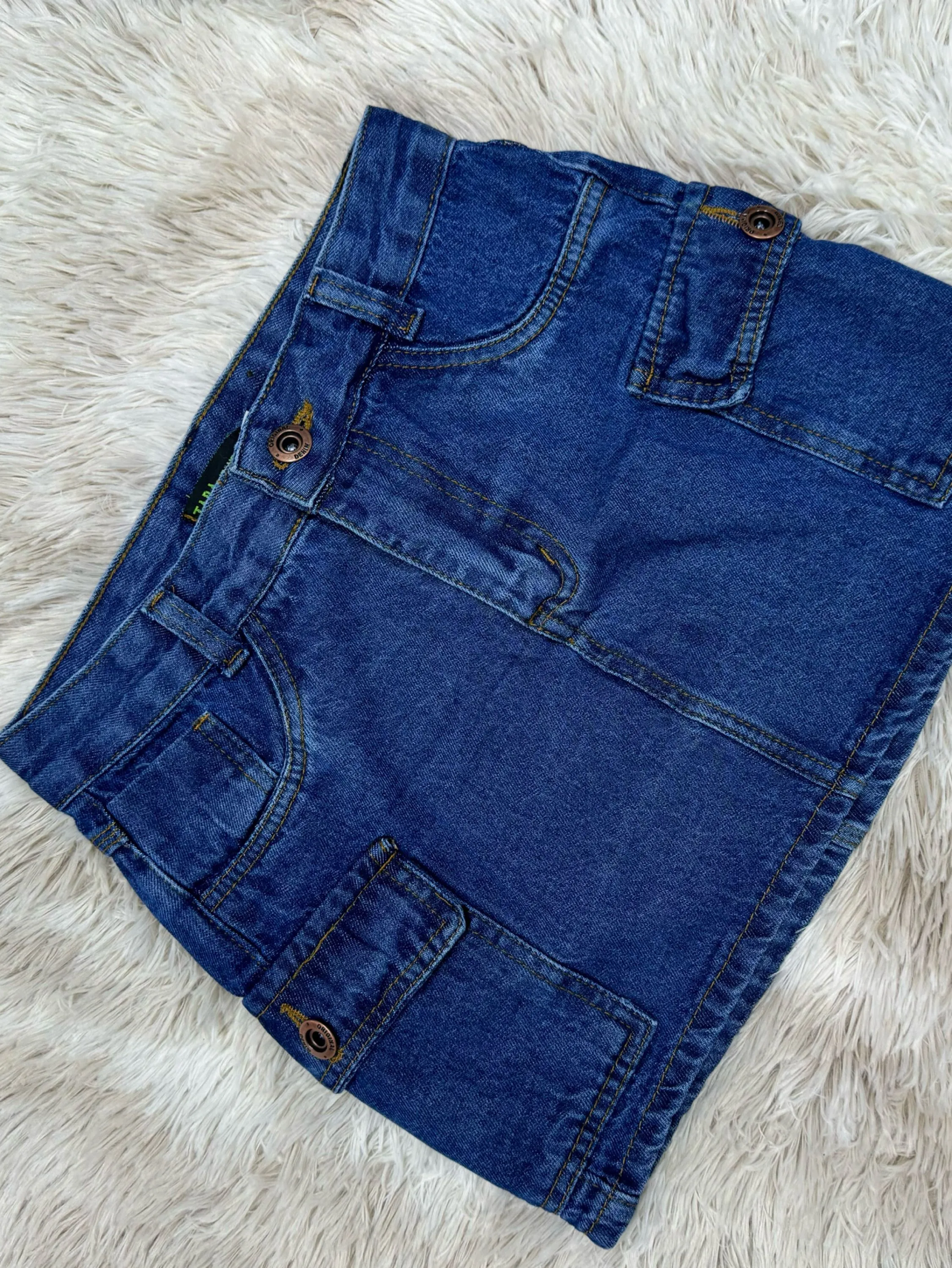 Saia jeans cargo escura com botoes no bolso (B1)