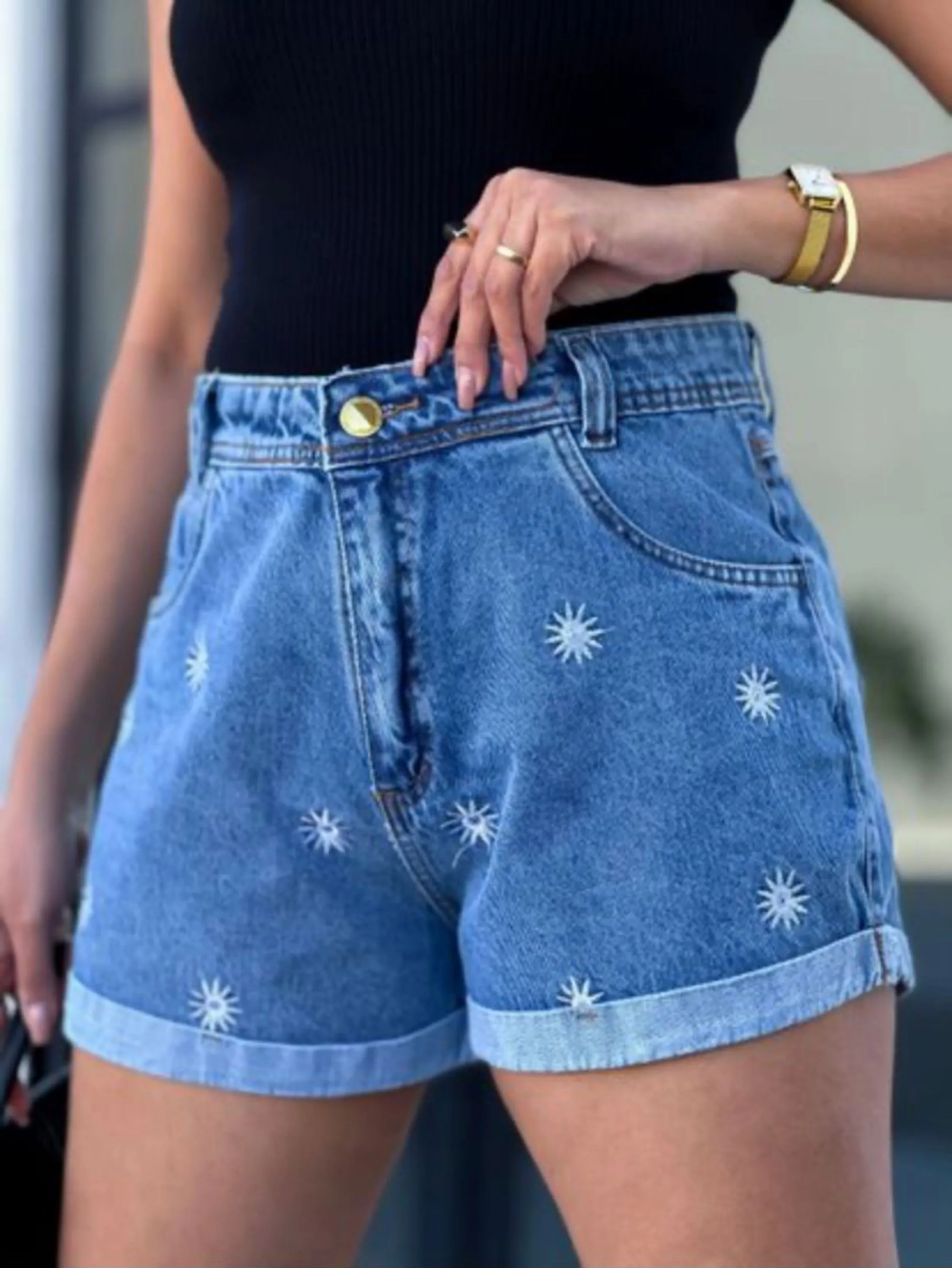 Shorts jeans cintura alta com estrelinhas