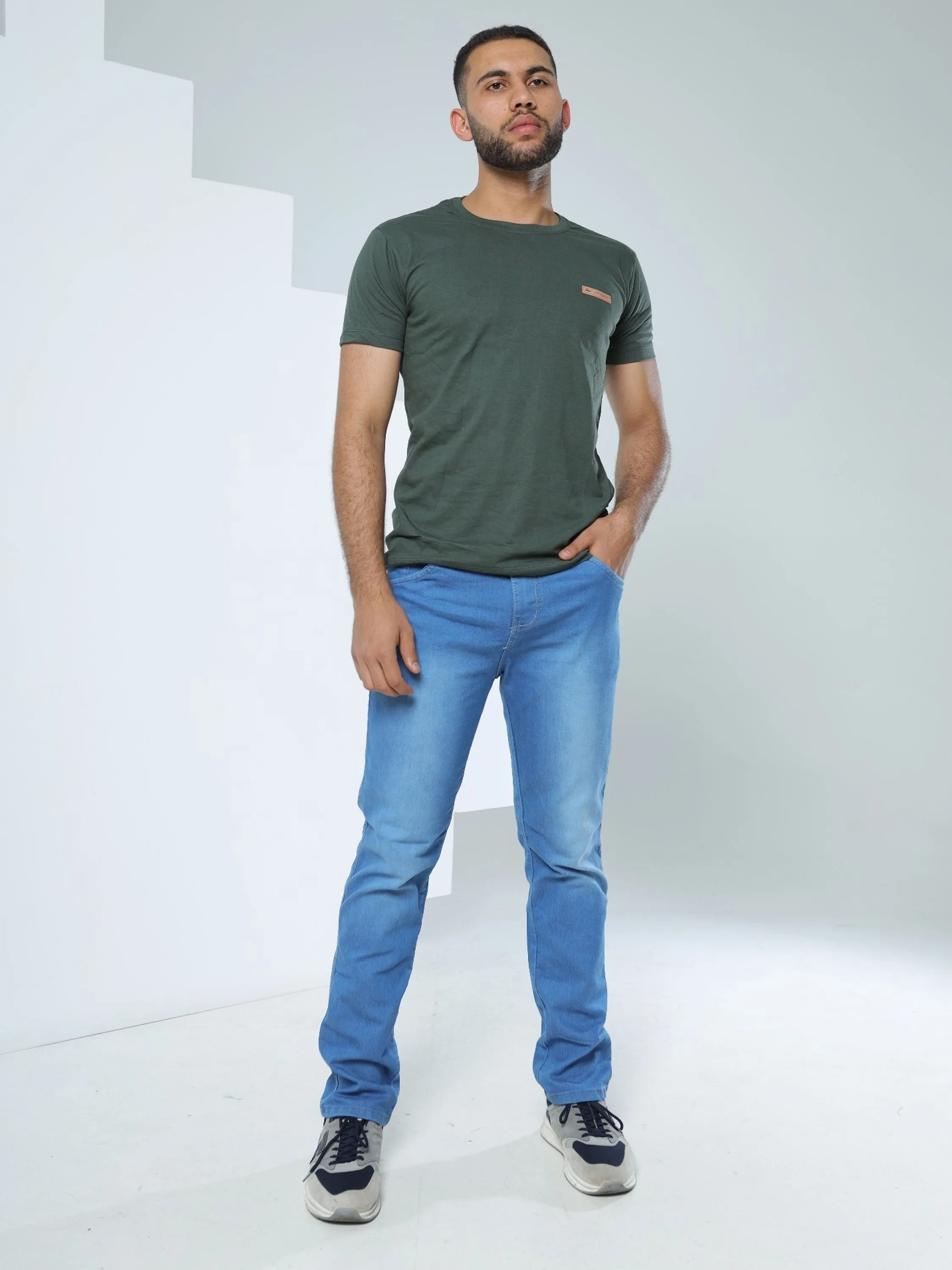 Calça jeans masculino azul claro com lyacra, corte de barra reta