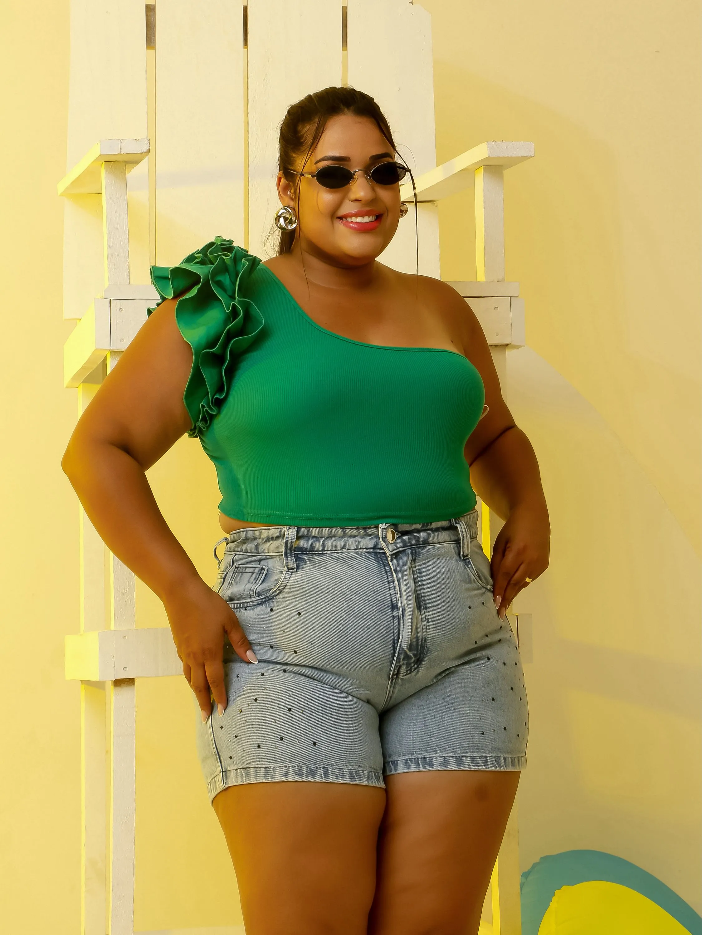 Short jeans feminino plus size de pedras