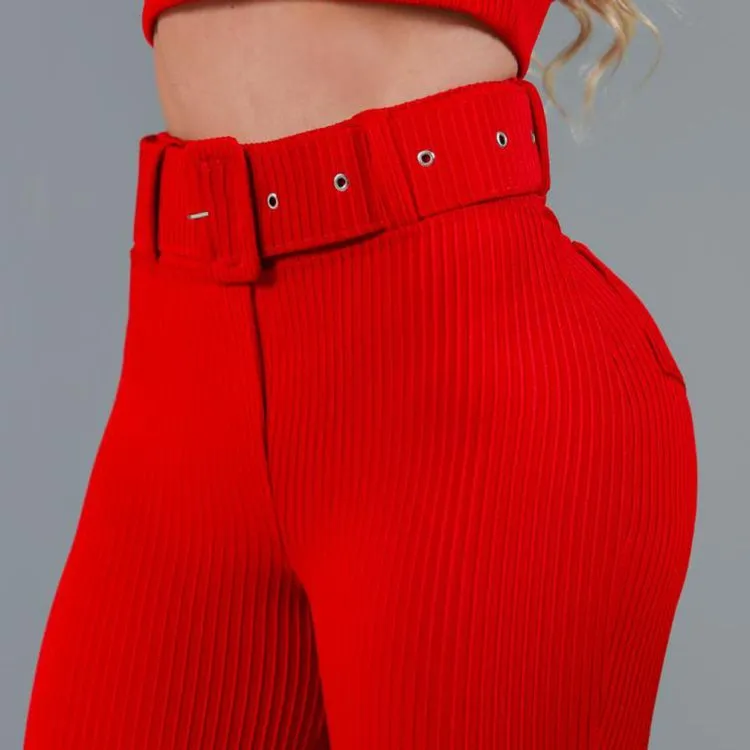 Calça feminina com cinto