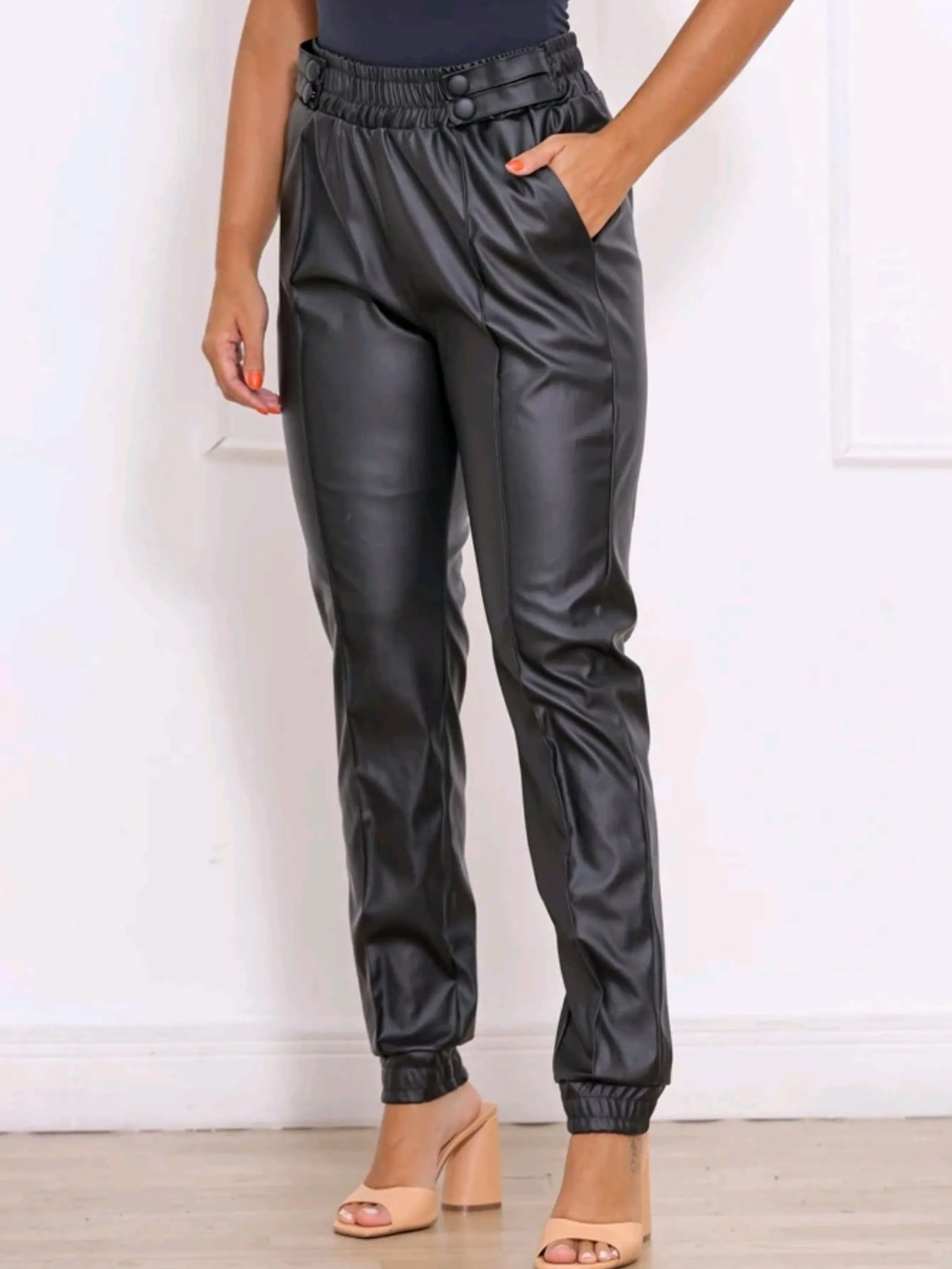 Calça couro jogger