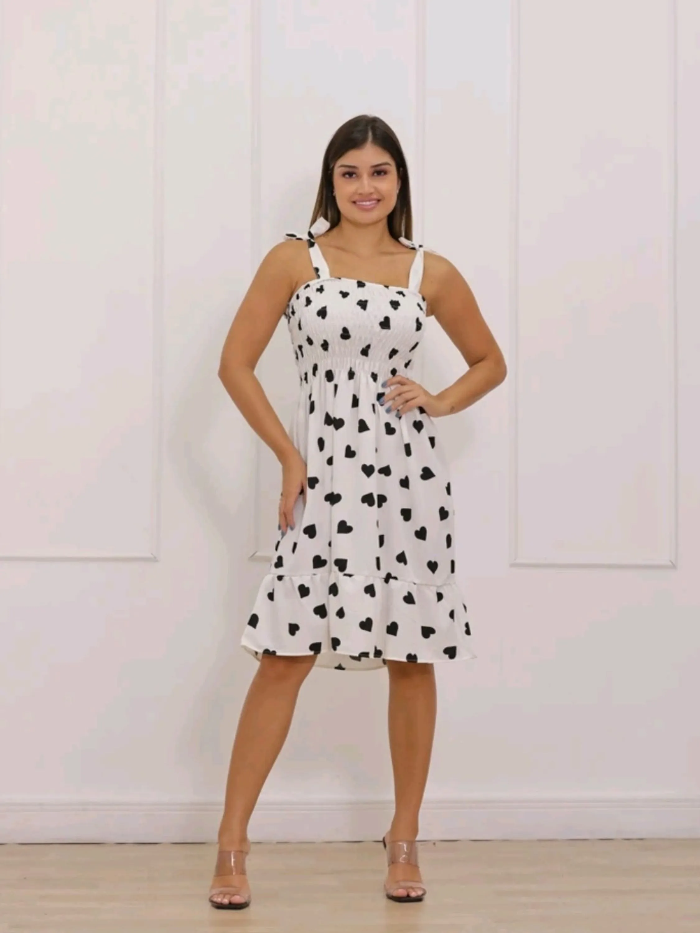 Vestido curto midi com Látex estampa coração