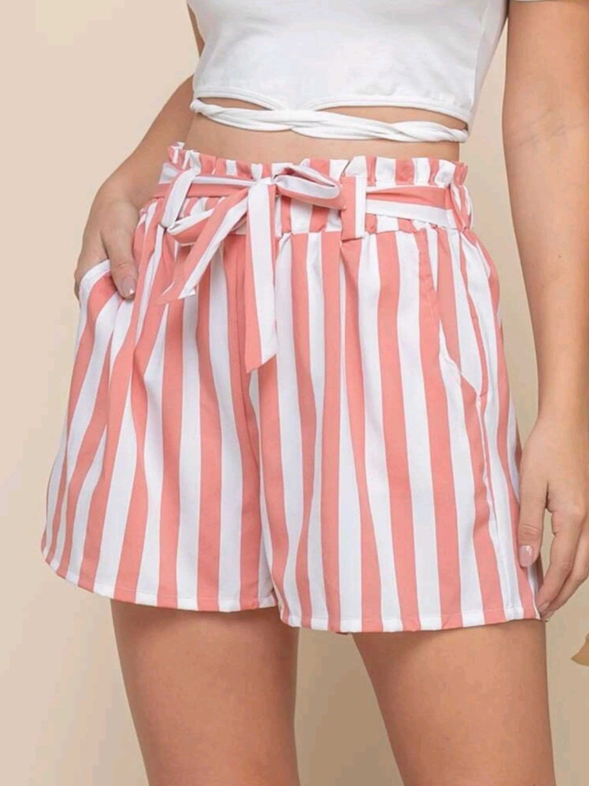 Shorts de listrada com cinto amarra