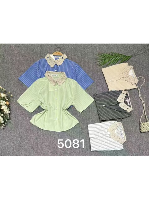 Camisa curta listrada com gola de renda chic look