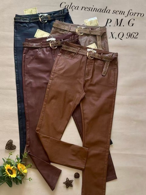 Calça resinada Skinny com Cinto de Rebites