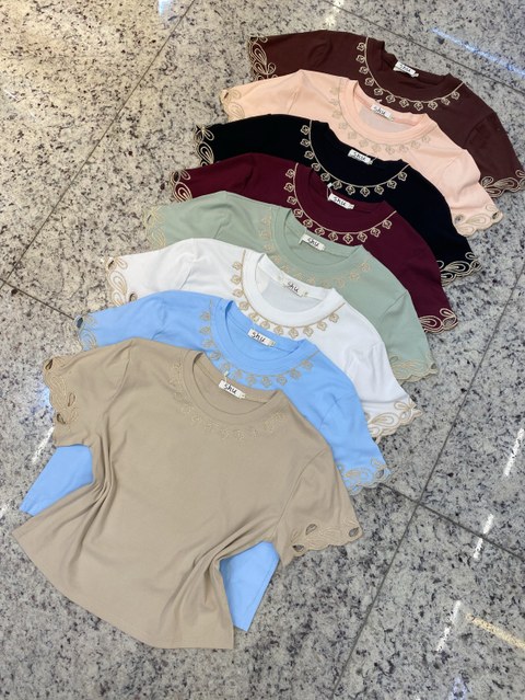 T-shirt de cropped com bordado shu loja