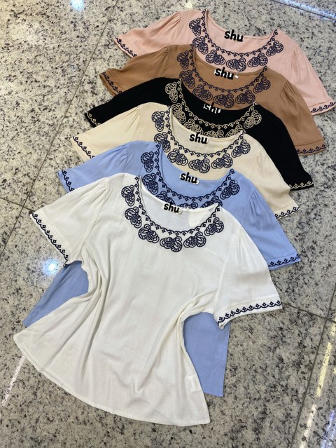 blusa com elastano manga curta com bordado shu loja
