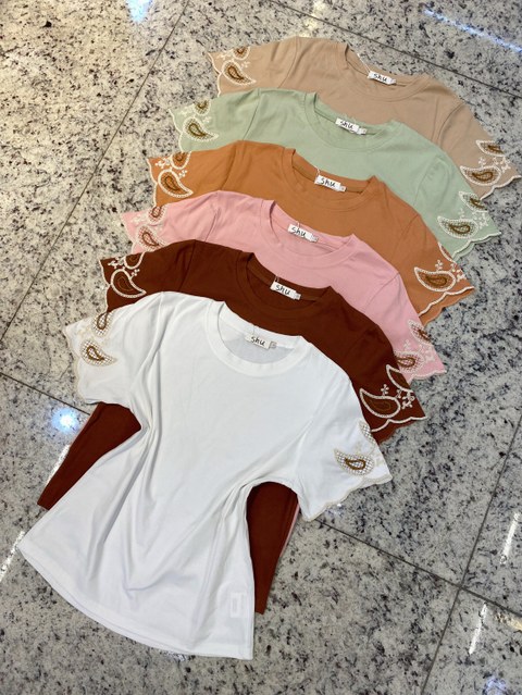 T-shirt manga curta com bordada shu loja