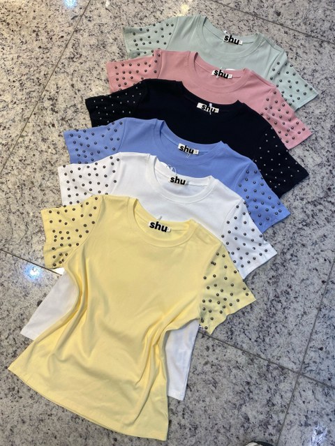 T-shirt lisa manga curta com rebite shu loja