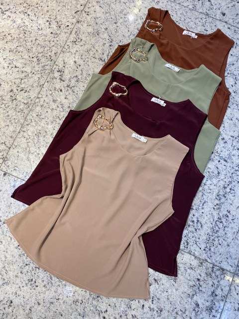 plus size de regata com fivela shu loja