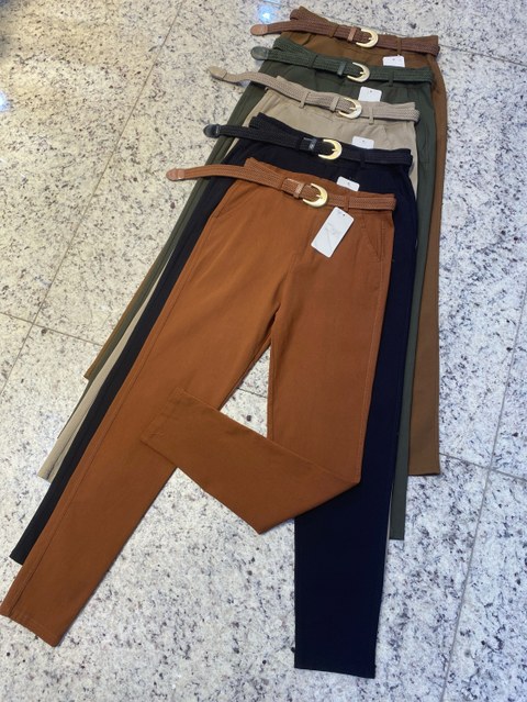 calça sarja com bastante elástico com cinto