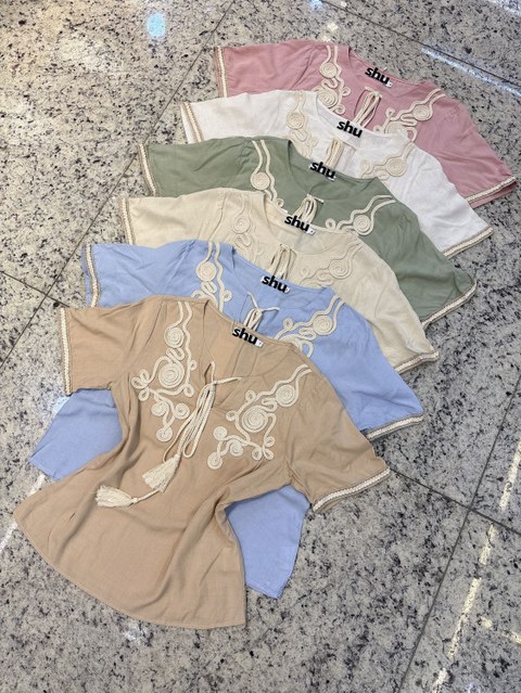blusa lisa com bordado manga curta shu loja