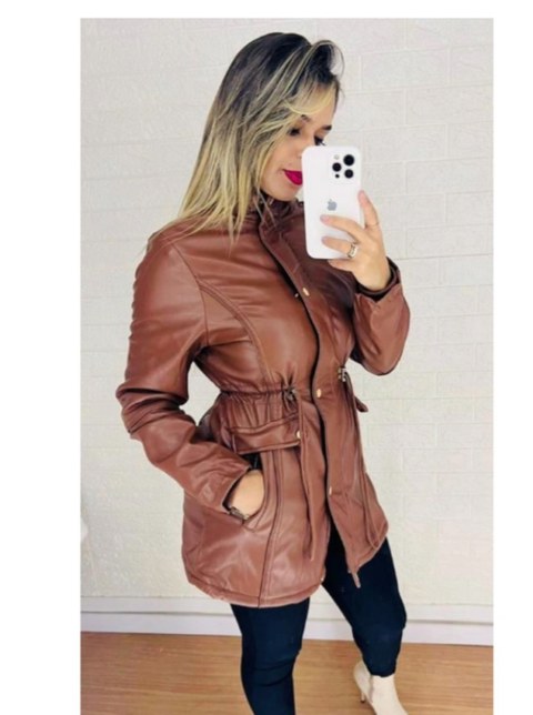 PARKA EM COURO PU NA COR CARAMELO E PRETO