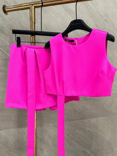 Conjunto de alfaiataria croped e saia de amarrar