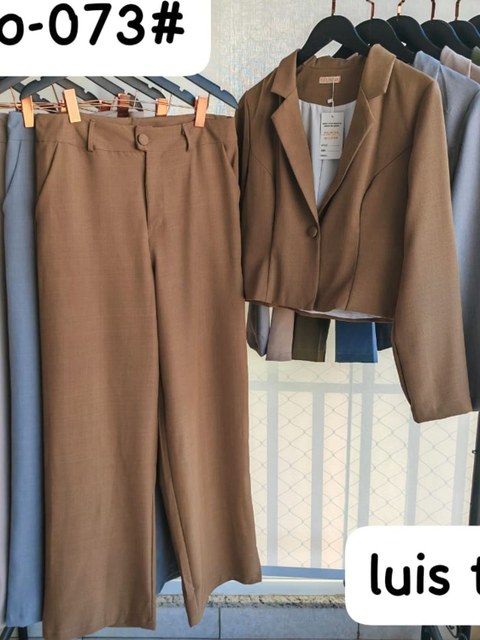 conjunto de luis twil blazer curto e calca.