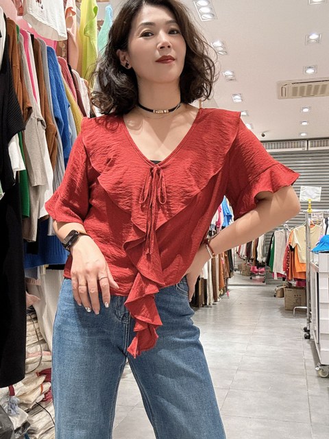 Novas blusas gola V com babado